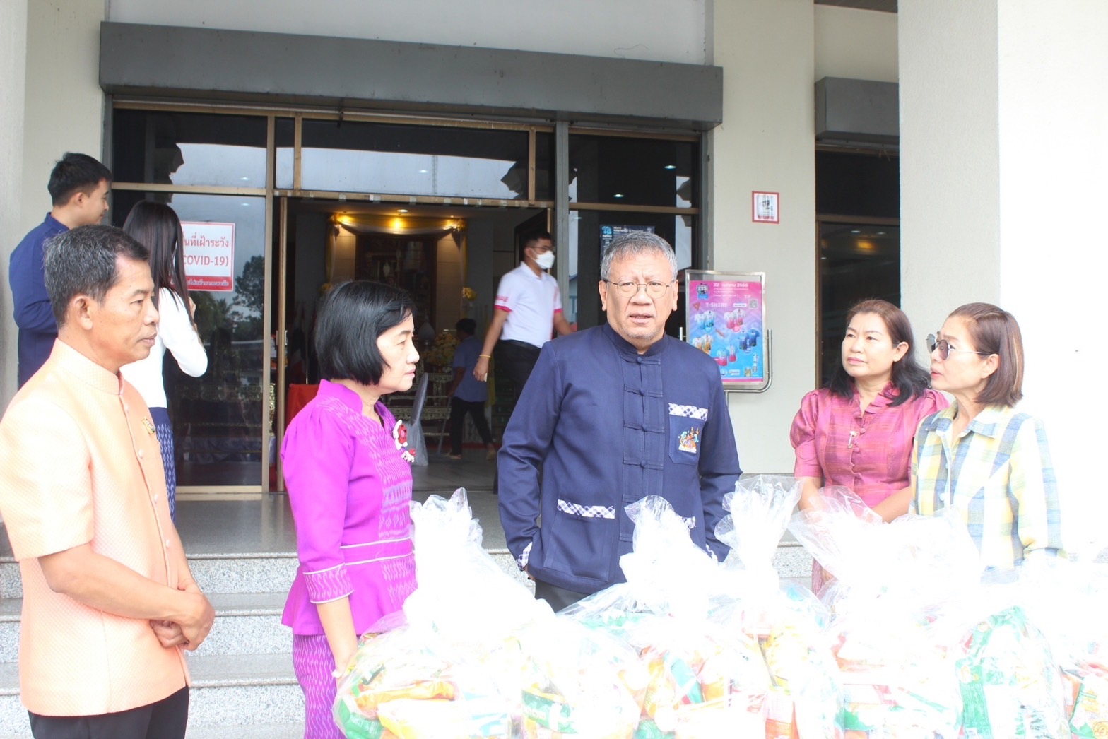 พ่อเมืองยโสธร ส่งมอบอาหารและสิ่งของช่วยเหลือ ผู้ได้รับความเดือดร้อน (TPMAP/ThaiQM) ผู้ด้อยโอกาส/กลุ่มเปราะบาง ประจำปี พ.ศ.2566 ภายใต้การขับเคลื่อนการขจัดความยากจนและพัฒนาคนทุกช่วงวัยอย่างยั่งยืนตามหลักปรัชญาของเศรษฐกิจพอเพียง (ศจพ.) ให้กับอำเภอทรายมูลและอำเภอค้อวัง จังหวัดยโสธร