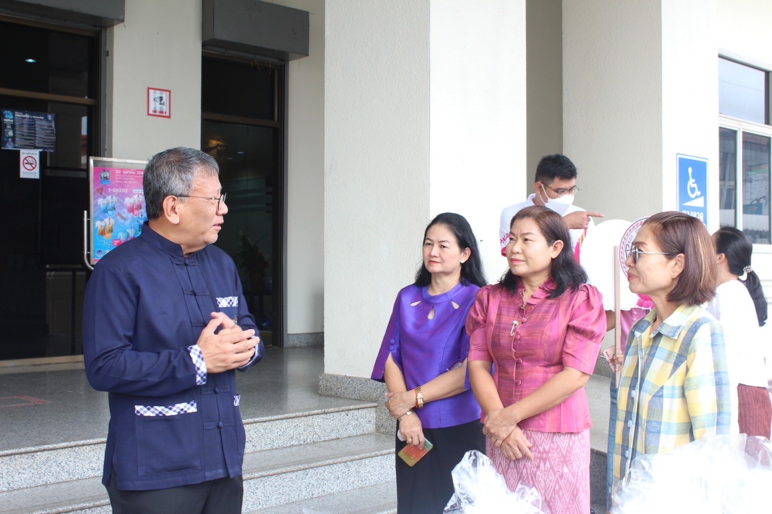 พ่อเมืองยโสธร ส่งมอบอาหารและสิ่งของช่วยเหลือ ผู้ได้รับความเดือดร้อน (TPMAP/ThaiQM) ผู้ด้อยโอกาส/กลุ่มเปราะบาง ประจำปี พ.ศ.2566 ภายใต้การขับเคลื่อนการขจัดความยากจนและพัฒนาคนทุกช่วงวัยอย่างยั่งยืนตามหลักปรัชญาของเศรษฐกิจพอเพียง (ศจพ.) ให้กับอำเภอทรายมูลและอำเภอค้อวัง จังหวัดยโสธร