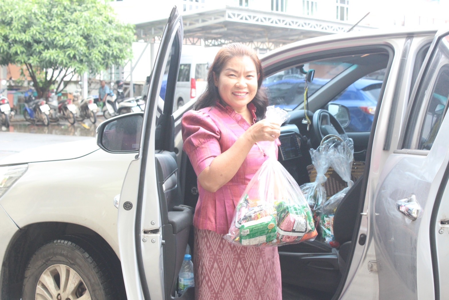 พ่อเมืองยโสธร ส่งมอบอาหารและสิ่งของช่วยเหลือ ผู้ได้รับความเดือดร้อน (TPMAP/ThaiQM) ผู้ด้อยโอกาส/กลุ่มเปราะบาง ประจำปี พ.ศ.2566 ภายใต้การขับเคลื่อนการขจัดความยากจนและพัฒนาคนทุกช่วงวัยอย่างยั่งยืนตามหลักปรัชญาของเศรษฐกิจพอเพียง (ศจพ.) ให้กับอำเภอทรายมูลและอำเภอค้อวัง จังหวัดยโสธร