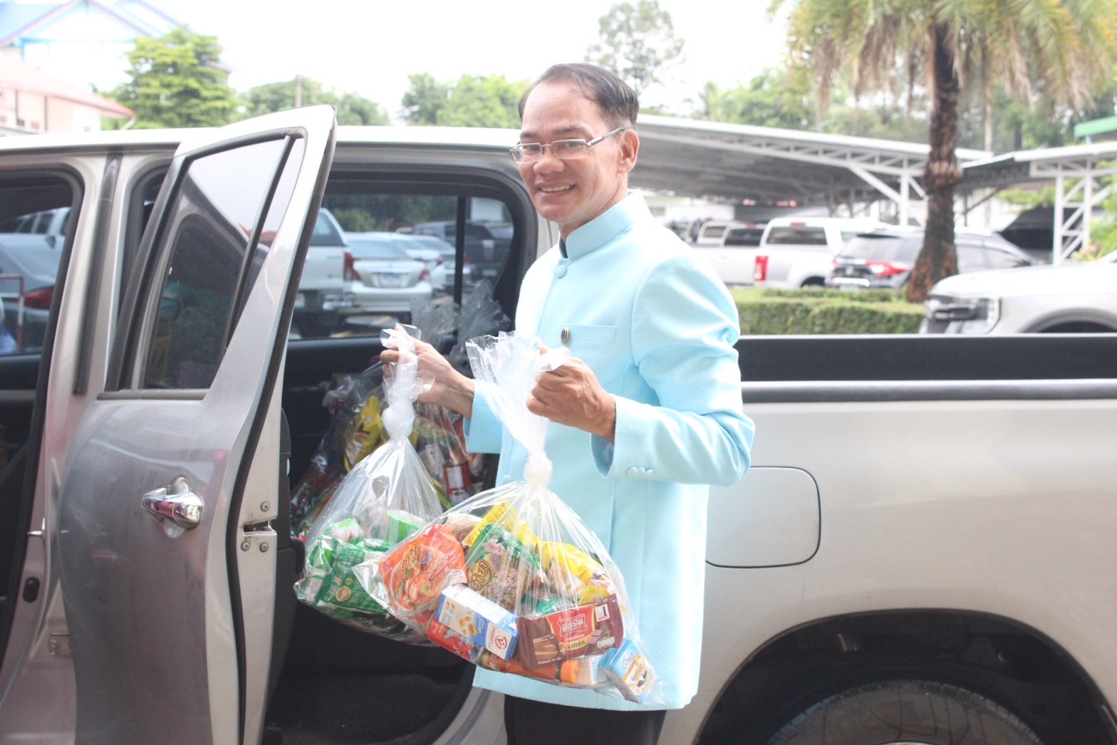 พ่อเมืองยโสธร ส่งมอบอาหารและสิ่งของช่วยเหลือ ผู้ได้รับความเดือดร้อน (TPMAP/ThaiQM) ผู้ด้อยโอกาส/กลุ่มเปราะบาง ประจำปี พ.ศ.2566 ภายใต้การขับเคลื่อนการขจัดความยากจนและพัฒนาคนทุกช่วงวัยอย่างยั่งยืนตามหลักปรัชญาของเศรษฐกิจพอเพียง (ศจพ.) ให้กับอำเภอทรายมูลและอำเภอค้อวัง จังหวัดยโสธร