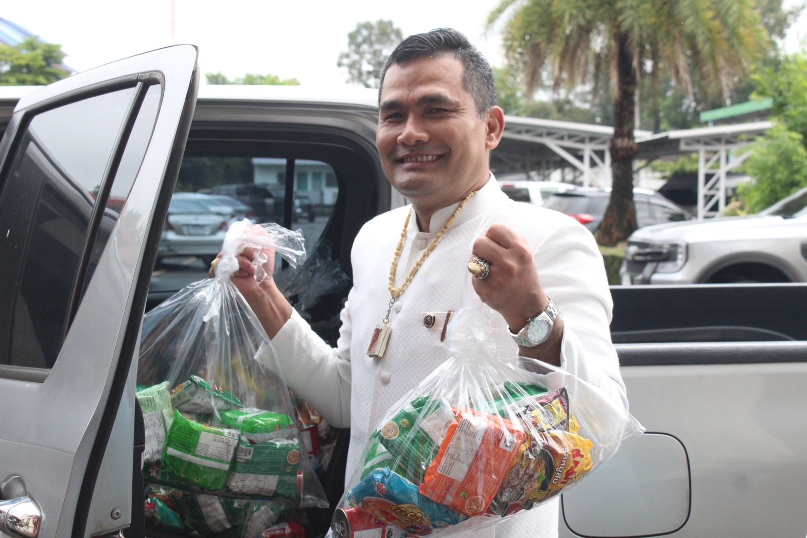 พ่อเมืองยโสธร ส่งมอบอาหารและสิ่งของช่วยเหลือ ผู้ได้รับความเดือดร้อน (TPMAP/ThaiQM) ผู้ด้อยโอกาส/กลุ่มเปราะบาง ประจำปี พ.ศ.2566 ภายใต้การขับเคลื่อนการขจัดความยากจนและพัฒนาคนทุกช่วงวัยอย่างยั่งยืนตามหลักปรัชญาของเศรษฐกิจพอเพียง (ศจพ.) ให้กับอำเภอทรายมูลและอำเภอค้อวัง จังหวัดยโสธร