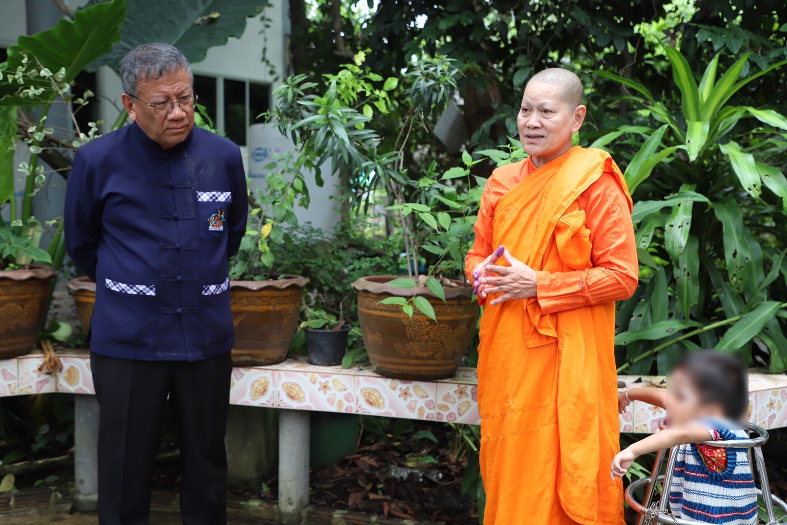 พ่อเมืองยโสธร ส่งมอบอาหารและสิ่งของช่วยเหลือ ผู้ได้รับความเดือดร้อน (TPMAP/ThaiQM) ผู้ด้อยโอกาส/กลุ่มเปราะบาง ประจำปี พ.ศ.2566 ภายใต้การขับเคลื่อนการขจัดความยากจนและพัฒนาคนทุกช่วงวัยอย่างยั่งยืนตามหลักปรัชญาของเศรษฐกิจพอเพียง (ศจพ.) ให้กับอำเภอทรายมูลและอำเภอค้อวัง จังหวัดยโสธร