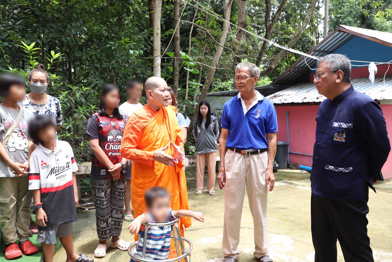 พ่อเมืองยโสธร ส่งมอบอาหารและสิ่งของช่วยเหลือ ผู้ได้รับความเดือดร้อน (TPMAP/ThaiQM) ผู้ด้อยโอกาส/กลุ่มเปราะบาง ประจำปี พ.ศ.2566 ภายใต้การขับเคลื่อนการขจัดความยากจนและพัฒนาคนทุกช่วงวัยอย่างยั่งยืนตามหลักปรัชญาของเศรษฐกิจพอเพียง (ศจพ.) ให้กับอำเภอทรายมูลและอำเภอค้อวัง จังหวัดยโสธร