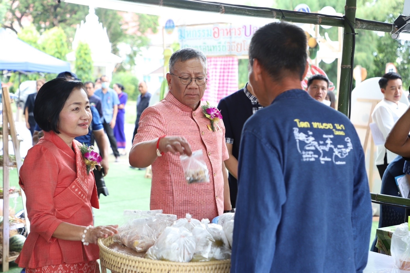 พช.ยโสธร กระตุ้นเศรษฐกิจยโสธร ดำเนินกิจกรรมส่งเสริมช่องทางการตลาดเครือข่ายเกษตรปลอดภัย ตามโครงการส่งเสริมการพัฒนากลไกและโครงสร้างดูดซับมูลค่าเศรษฐกิจและการกระจายรายได้กลับสู่ท้องถิ่น