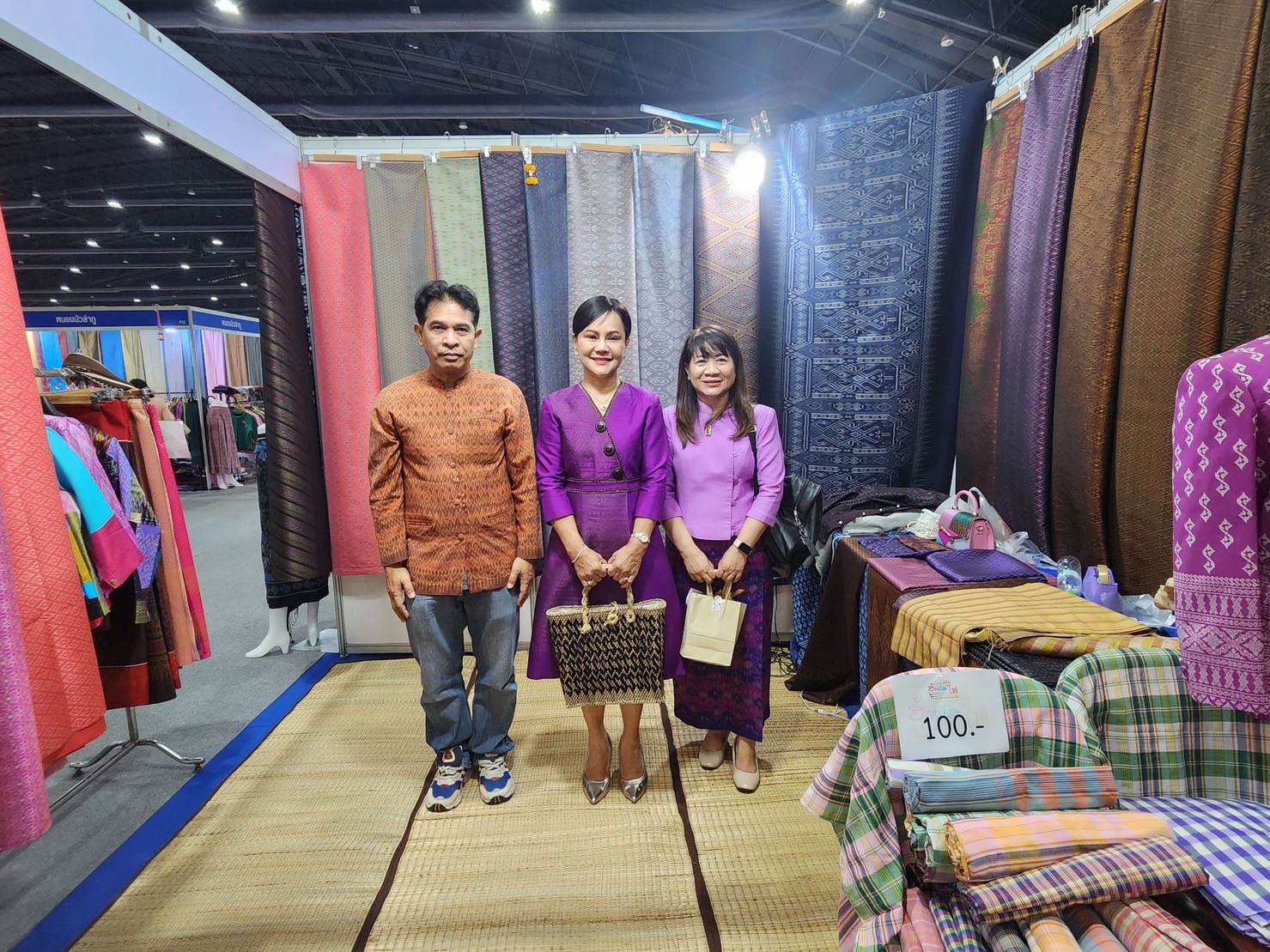 พช.ยโสธร ร่วมพิธีเปิดงาน OTOP Midyear 2023 ภายใต้แนวคิด “ที่สุดแห่งภูมิปัญญา รังสรรค์จากการพัฒนา เพิ่มมูลค่าเศรษฐกิจไทย”