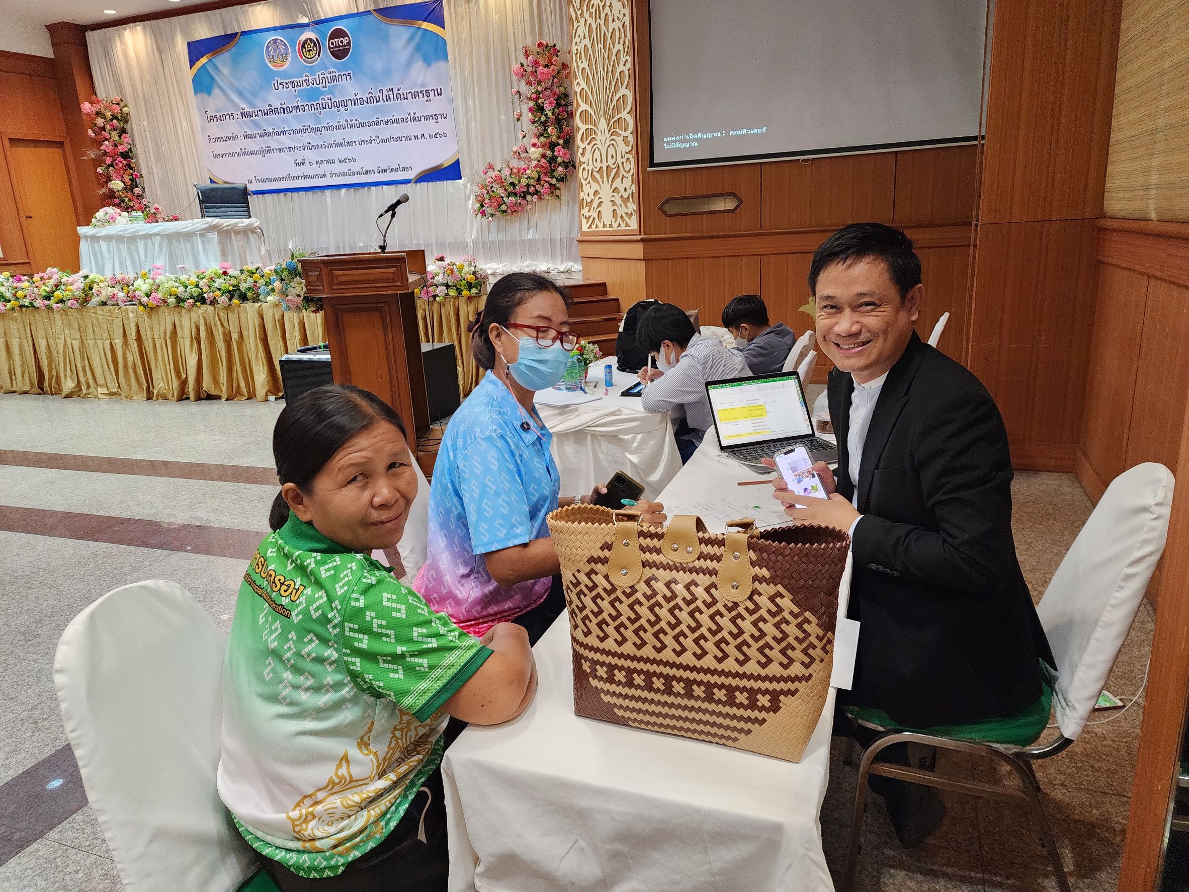 พช.ยโสธร เดินหน้าพัฒนาผลิตภัณฑ์ OTOP จังหวัดยโสธร จากภูมิปัญญา ท้องถิ่นให้ได้มาตรฐาน ยกระดับเศรษฐกิจฐานรากให้มั่นคง