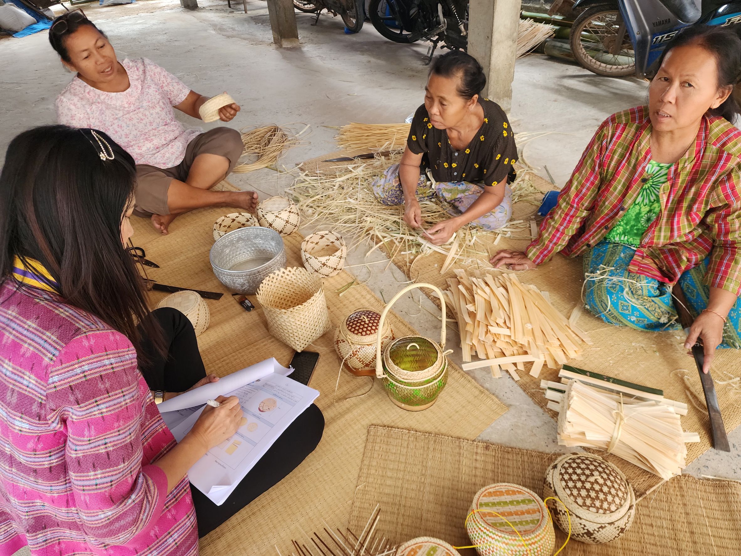 พช.ยโสธร ลงพื้นที่ติดตามและสนับสนุนการพัฒนาผลิตภัณฑ์ OTOP จากภูมิปัญญาท้องถิ่น ในพื้นที่อำเภอเมืองยโสธร จังหวัดยโสธร