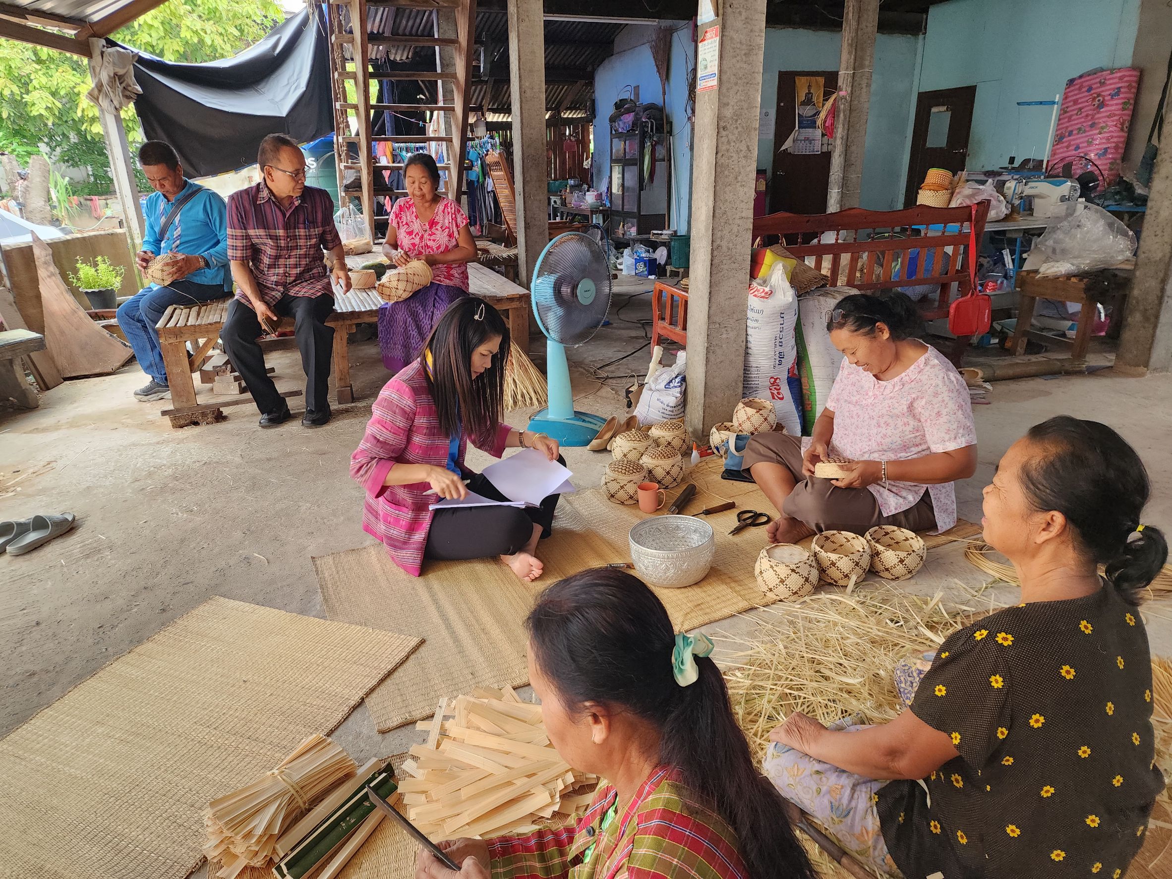 พช.ยโสธร ลงพื้นที่ติดตามและสนับสนุนการพัฒนาผลิตภัณฑ์ OTOP จากภูมิปัญญาท้องถิ่น ในพื้นที่อำเภอเมืองยโสธร จังหวัดยโสธร