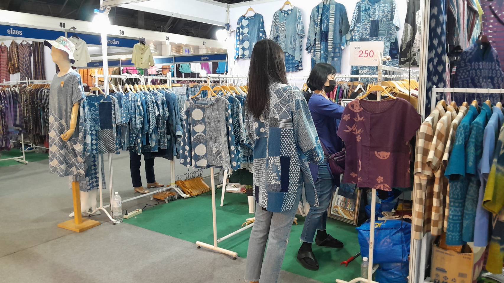 พัฒนาการจังหวัดยโสธร เยี่ยมชมบูธสินค้า OTOP จังหวัดยโสธร ในงาน OTOP Midyear 2023 ภายใต้แนวคิด “ที่สุดแห่งภูมิปัญญา รังสรรค์จากการพัฒนา เพิ่มมูลค่าเศรษฐกิจไทย”