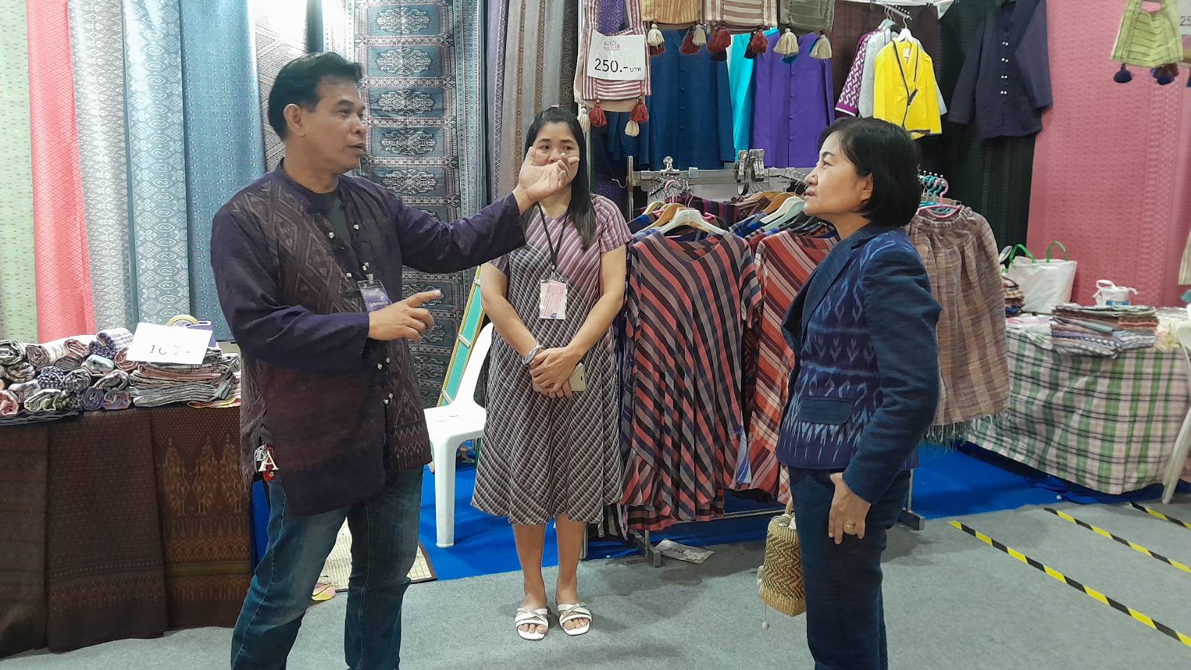 พัฒนาการจังหวัดยโสธร เยี่ยมชมบูธสินค้า OTOP จังหวัดยโสธร ในงาน OTOP Midyear 2023 ภายใต้แนวคิด “ที่สุดแห่งภูมิปัญญา รังสรรค์จากการพัฒนา เพิ่มมูลค่าเศรษฐกิจไทย”