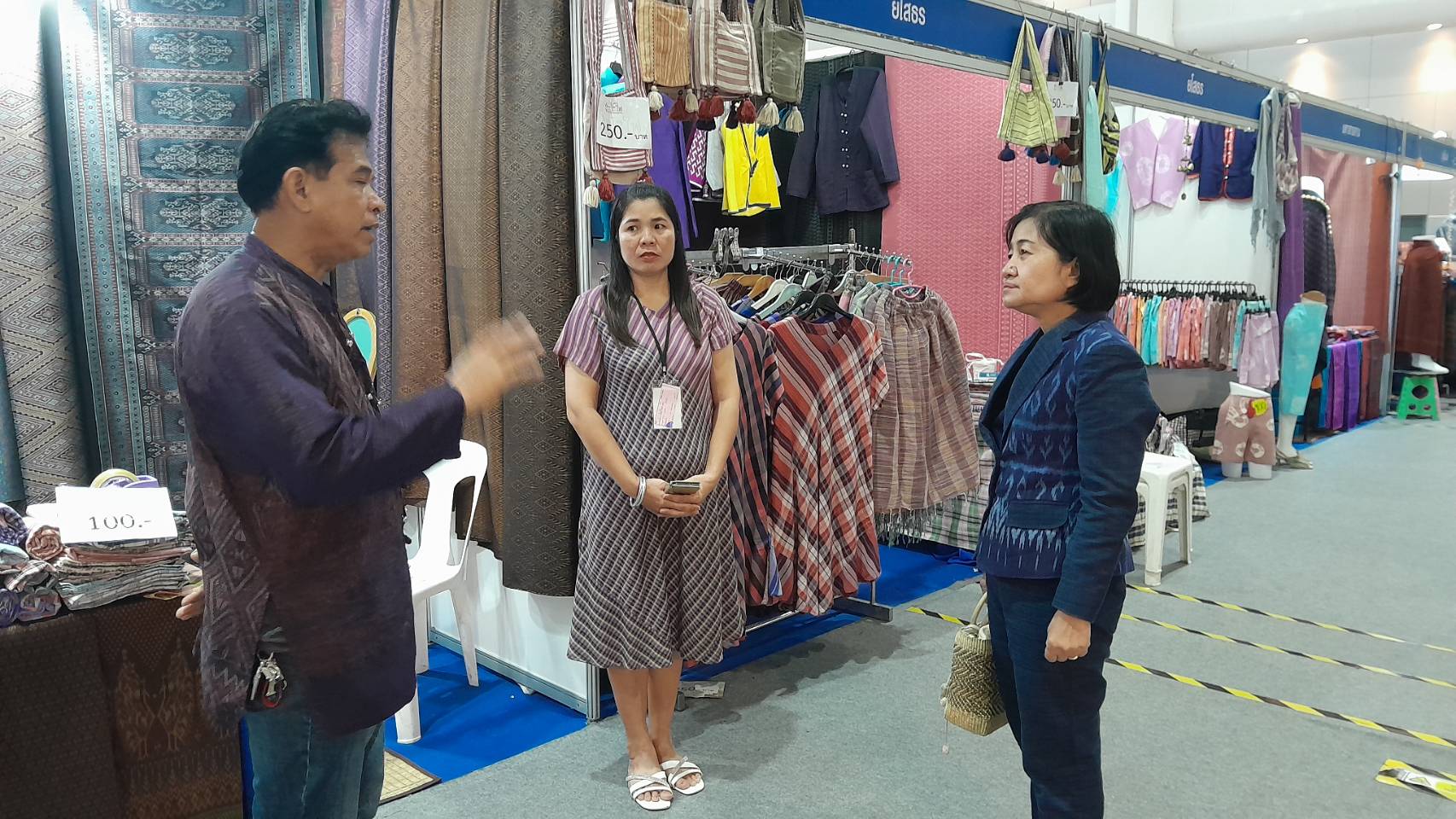 พัฒนาการจังหวัดยโสธร เยี่ยมชมบูธสินค้า OTOP จังหวัดยโสธร ในงาน OTOP Midyear 2023 ภายใต้แนวคิด “ที่สุดแห่งภูมิปัญญา รังสรรค์จากการพัฒนา เพิ่มมูลค่าเศรษฐกิจไทย”