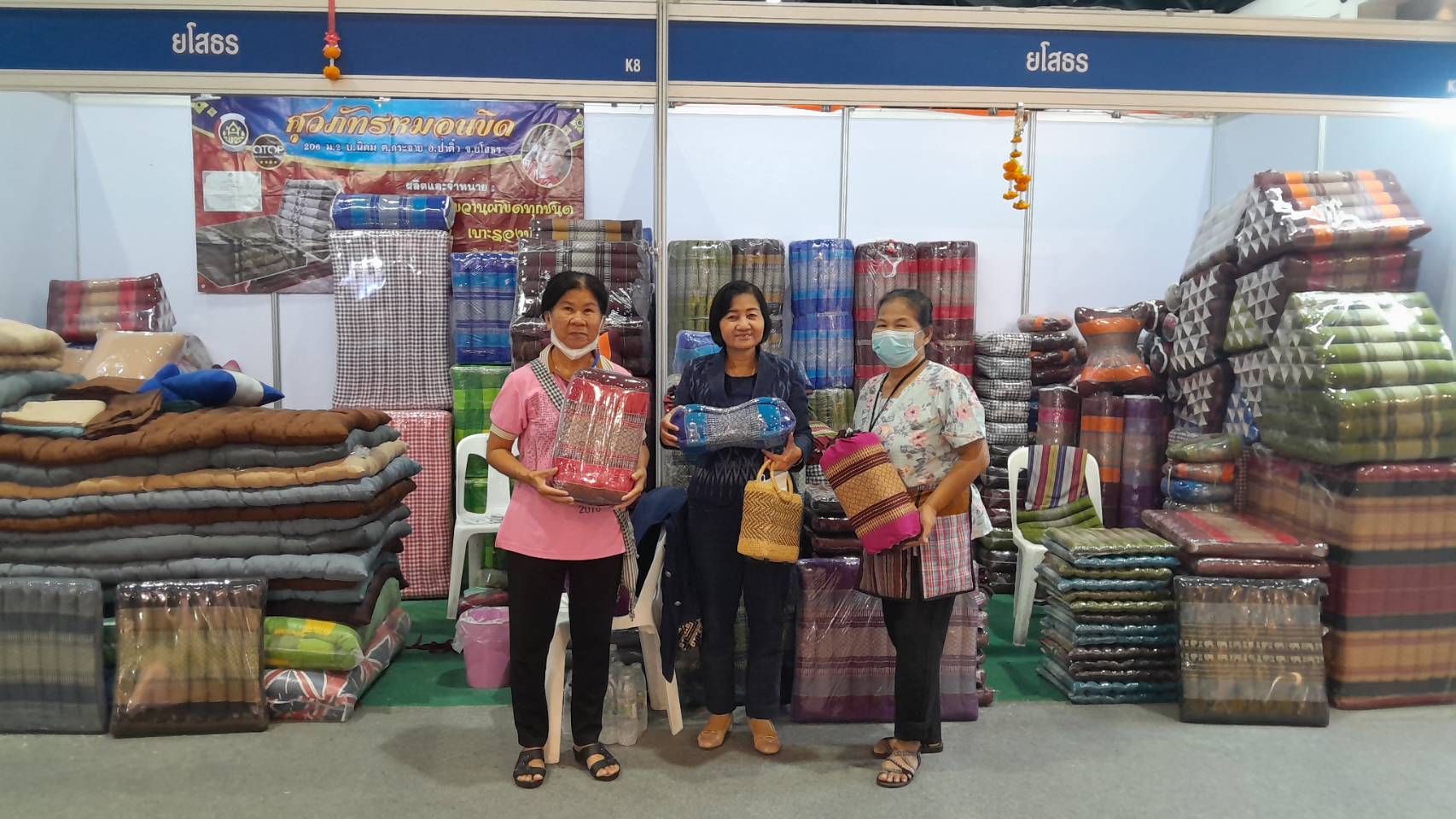 พัฒนาการจังหวัดยโสธร เยี่ยมชมบูธสินค้า OTOP จังหวัดยโสธร ในงาน OTOP Midyear 2023 ภายใต้แนวคิด “ที่สุดแห่งภูมิปัญญา รังสรรค์จากการพัฒนา เพิ่มมูลค่าเศรษฐกิจไทย”