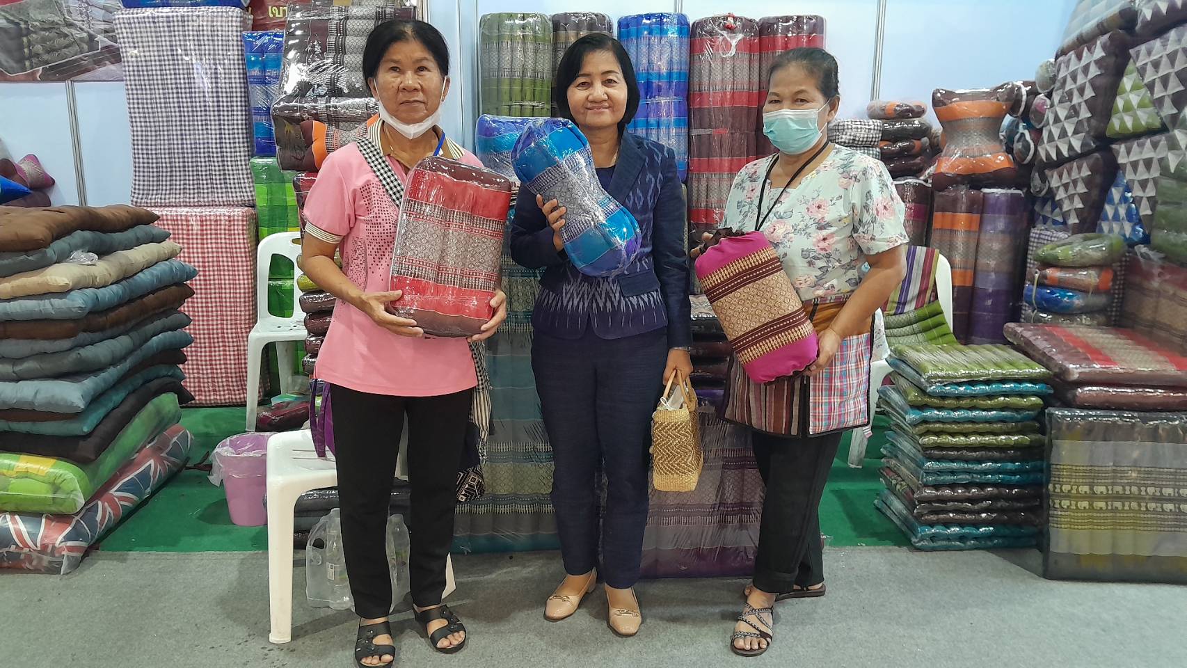 พัฒนาการจังหวัดยโสธร เยี่ยมชมบูธสินค้า OTOP จังหวัดยโสธร ในงาน OTOP Midyear 2023 ภายใต้แนวคิด “ที่สุดแห่งภูมิปัญญา รังสรรค์จากการพัฒนา เพิ่มมูลค่าเศรษฐกิจไทย”