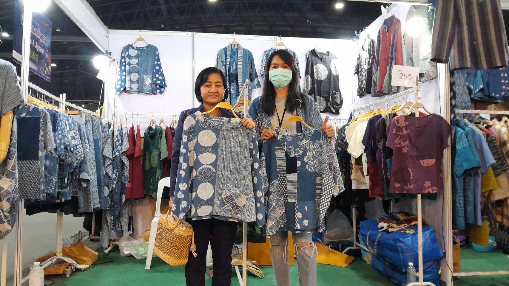 พัฒนาการจังหวัดยโสธร เยี่ยมชมบูธสินค้า OTOP จังหวัดยโสธร ในงาน OTOP Midyear 2023 ภายใต้แนวคิด “ที่สุดแห่งภูมิปัญญา รังสรรค์จากการพัฒนา เพิ่มมูลค่าเศรษฐกิจไทย”