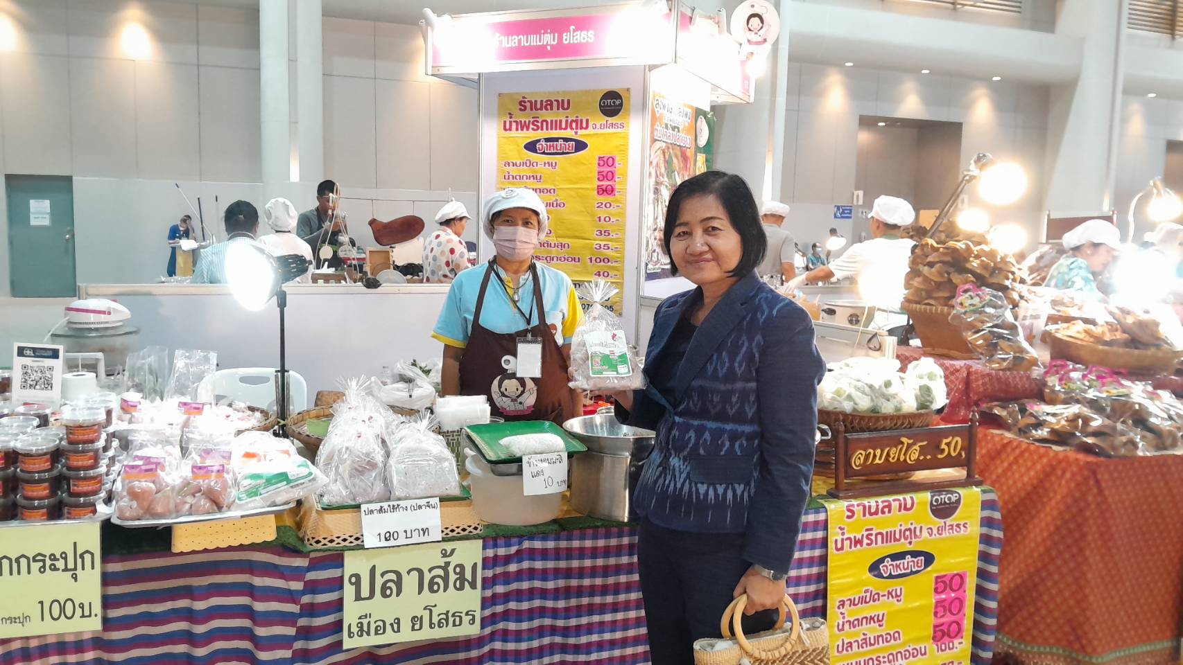 พัฒนาการจังหวัดยโสธร เยี่ยมชมบูธสินค้า OTOP จังหวัดยโสธร ในงาน OTOP Midyear 2023 ภายใต้แนวคิด “ที่สุดแห่งภูมิปัญญา รังสรรค์จากการพัฒนา เพิ่มมูลค่าเศรษฐกิจไทย”