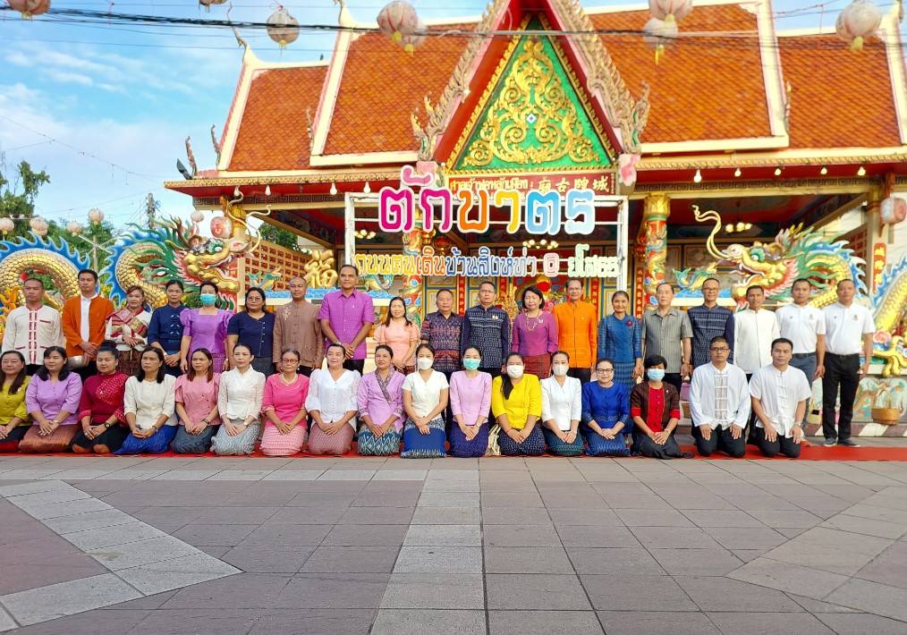 พช.ยโสธรร่วมทำบุญตักบาตรย้อนยุค วิถีถิ่น วิถีไทย ถนนคนเดินยโสธร เมืองเก่าบ้านสิงห์ท่า และร่วมกันสวมใส่ผ้าไทยตามโครงการ“ผ้าไทยใส่ให้สนุก”