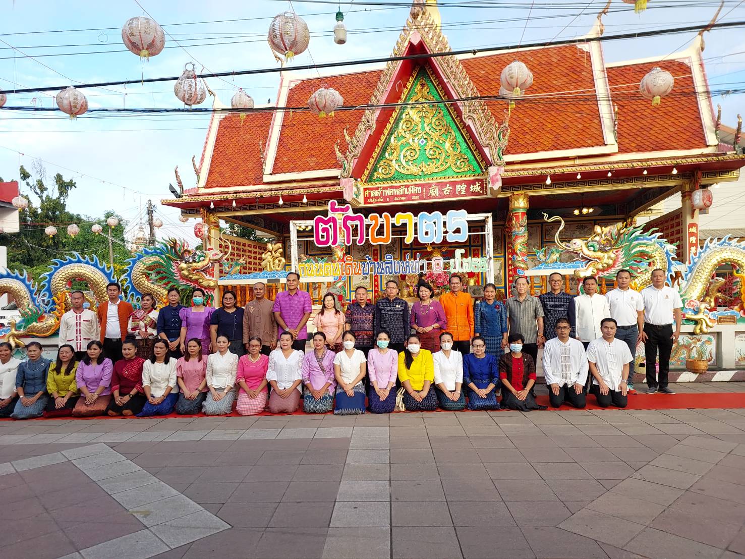 พช.ยโสธรร่วมทำบุญตักบาตรย้อนยุค วิถีถิ่น วิถีไทย ถนนคนเดินยโสธร เมืองเก่าบ้านสิงห์ท่า และร่วมกันสวมใส่ผ้าไทยตามโครงการ“ผ้าไทยใส่ให้สนุก”
