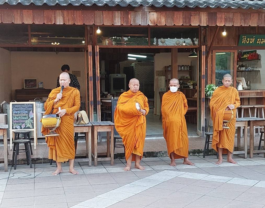 พช.ยโสธรร่วมทำบุญตักบาตรย้อนยุค วิถีถิ่น วิถีไทย ถนนคนเดินยโสธร เมืองเก่าบ้านสิงห์ท่า และร่วมกันสวมใส่ผ้าไทยตามโครงการ“ผ้าไทยใส่ให้สนุก”