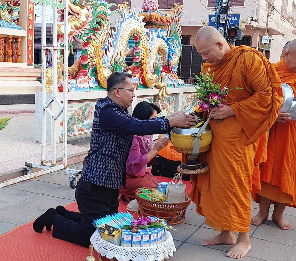 พช.ยโสธรร่วมทำบุญตักบาตรย้อนยุค วิถีถิ่น วิถีไทย ถนนคนเดินยโสธร เมืองเก่าบ้านสิงห์ท่า และร่วมกันสวมใส่ผ้าไทยตามโครงการ“ผ้าไทยใส่ให้สนุก”
