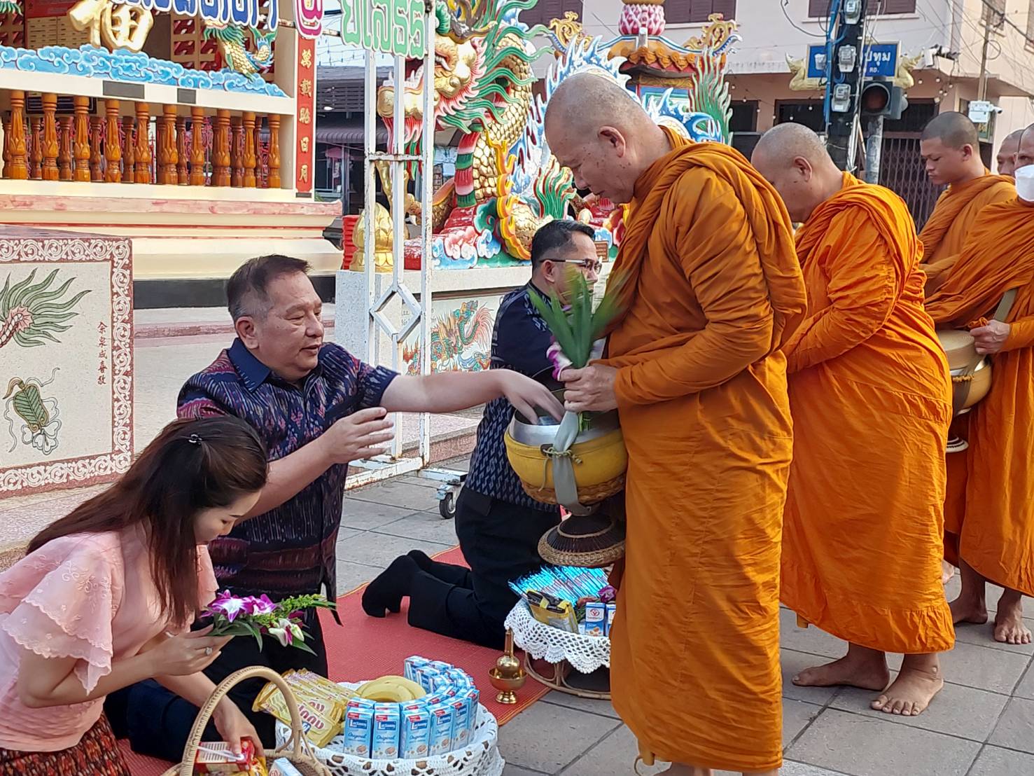 พช.ยโสธรร่วมทำบุญตักบาตรย้อนยุค วิถีถิ่น วิถีไทย ถนนคนเดินยโสธร เมืองเก่าบ้านสิงห์ท่า และร่วมกันสวมใส่ผ้าไทยตามโครงการ“ผ้าไทยใส่ให้สนุก”