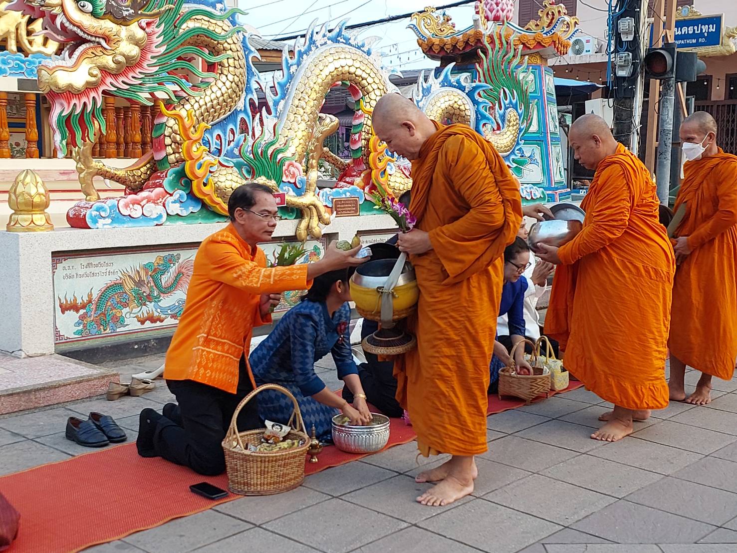 พช.ยโสธรร่วมทำบุญตักบาตรย้อนยุค วิถีถิ่น วิถีไทย ถนนคนเดินยโสธร เมืองเก่าบ้านสิงห์ท่า และร่วมกันสวมใส่ผ้าไทยตามโครงการ“ผ้าไทยใส่ให้สนุก”