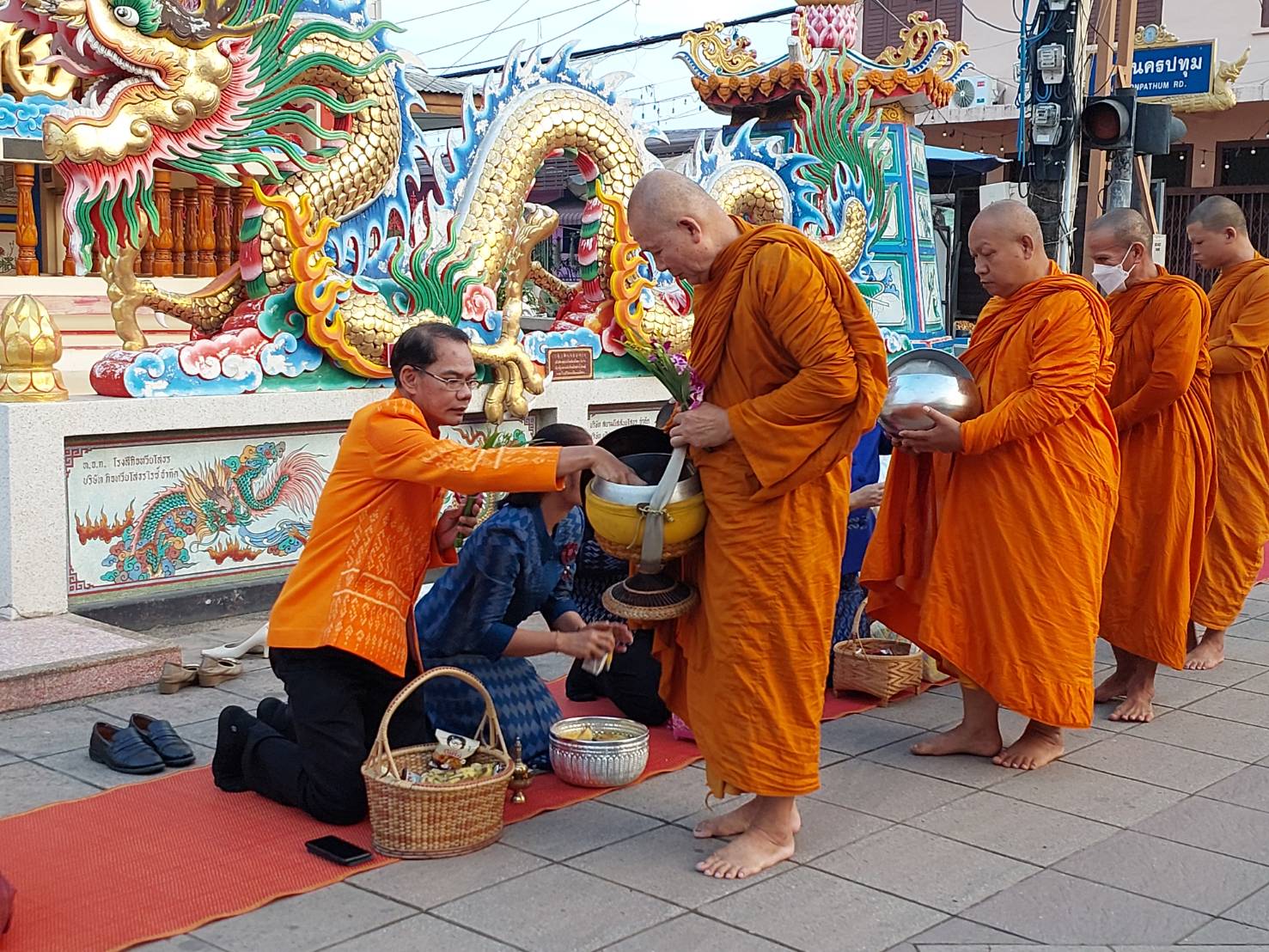 พช.ยโสธรร่วมทำบุญตักบาตรย้อนยุค วิถีถิ่น วิถีไทย ถนนคนเดินยโสธร เมืองเก่าบ้านสิงห์ท่า และร่วมกันสวมใส่ผ้าไทยตามโครงการ“ผ้าไทยใส่ให้สนุก”