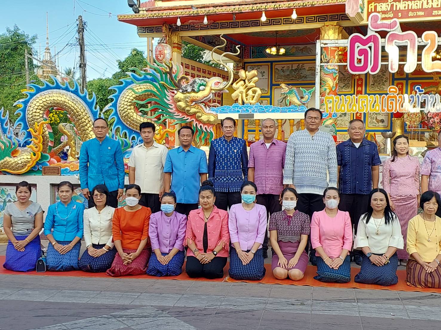 พช.ยโสธรร่วมทำบุญตักบาตรย้อนยุค วิถีถิ่น วิถีไทย ถนนคนเดินยโสธร เมืองเก่าบ้านสิงห์ท่า และร่วมกันสวมใส่ผ้าไทยตามโครงการ “ผ้าไทยใส่ให้สนุก”