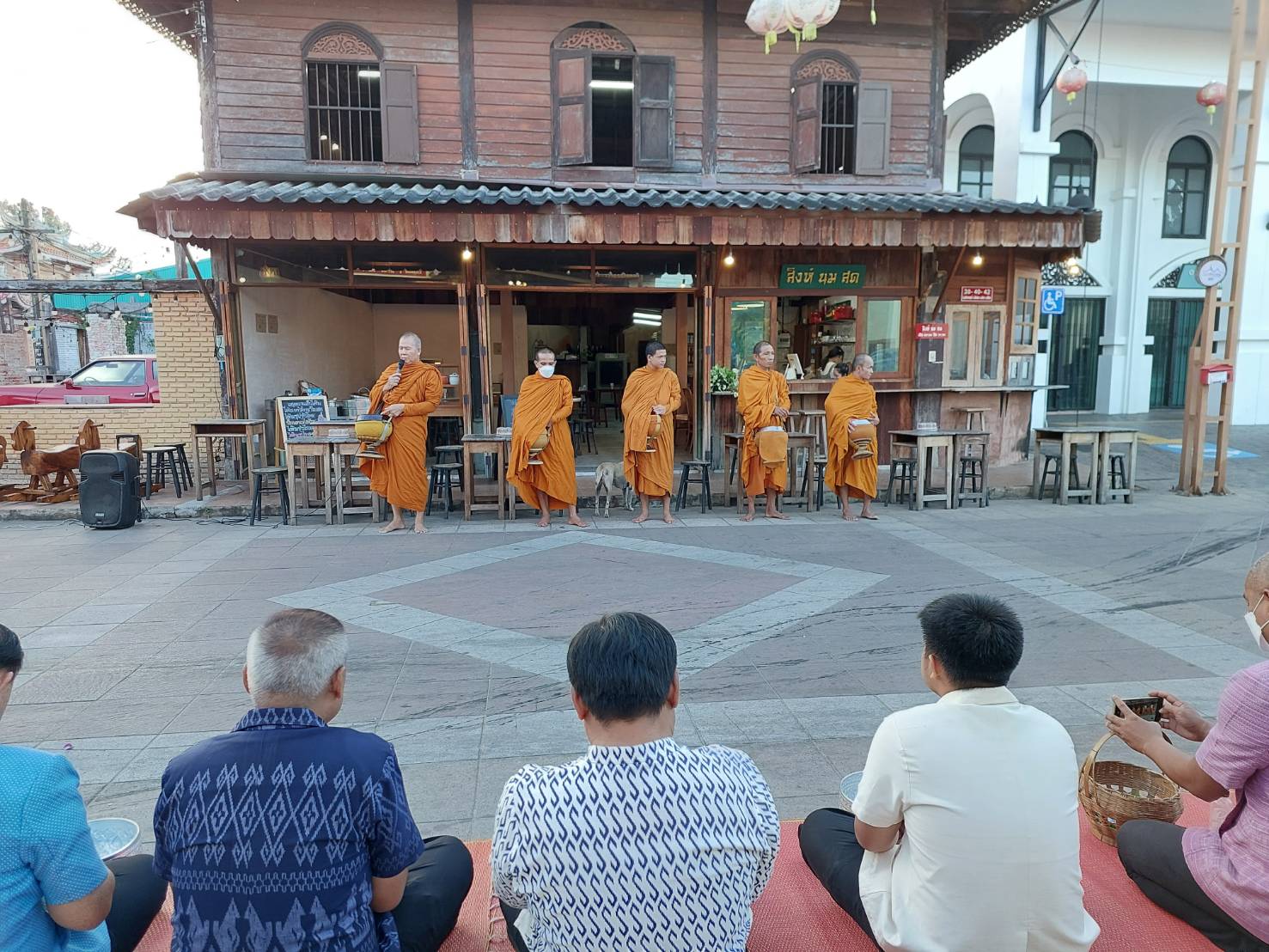 พช.ยโสธรร่วมทำบุญตักบาตรย้อนยุค วิถีถิ่น วิถีไทย ถนนคนเดินยโสธร เมืองเก่าบ้านสิงห์ท่า และร่วมกันสวมใส่ผ้าไทยตามโครงการ “ผ้าไทยใส่ให้สนุก”