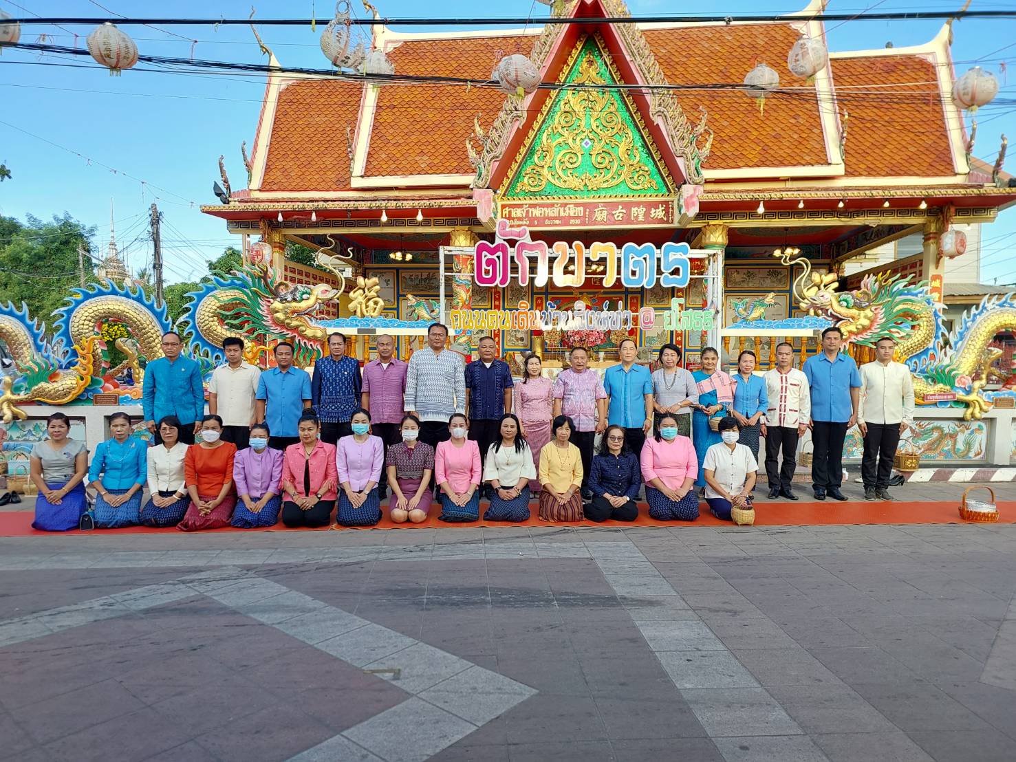 พช.ยโสธรร่วมทำบุญตักบาตรย้อนยุค วิถีถิ่น วิถีไทย ถนนคนเดินยโสธร เมืองเก่าบ้านสิงห์ท่า และร่วมกันสวมใส่ผ้าไทยตามโครงการ “ผ้าไทยใส่ให้สนุก”