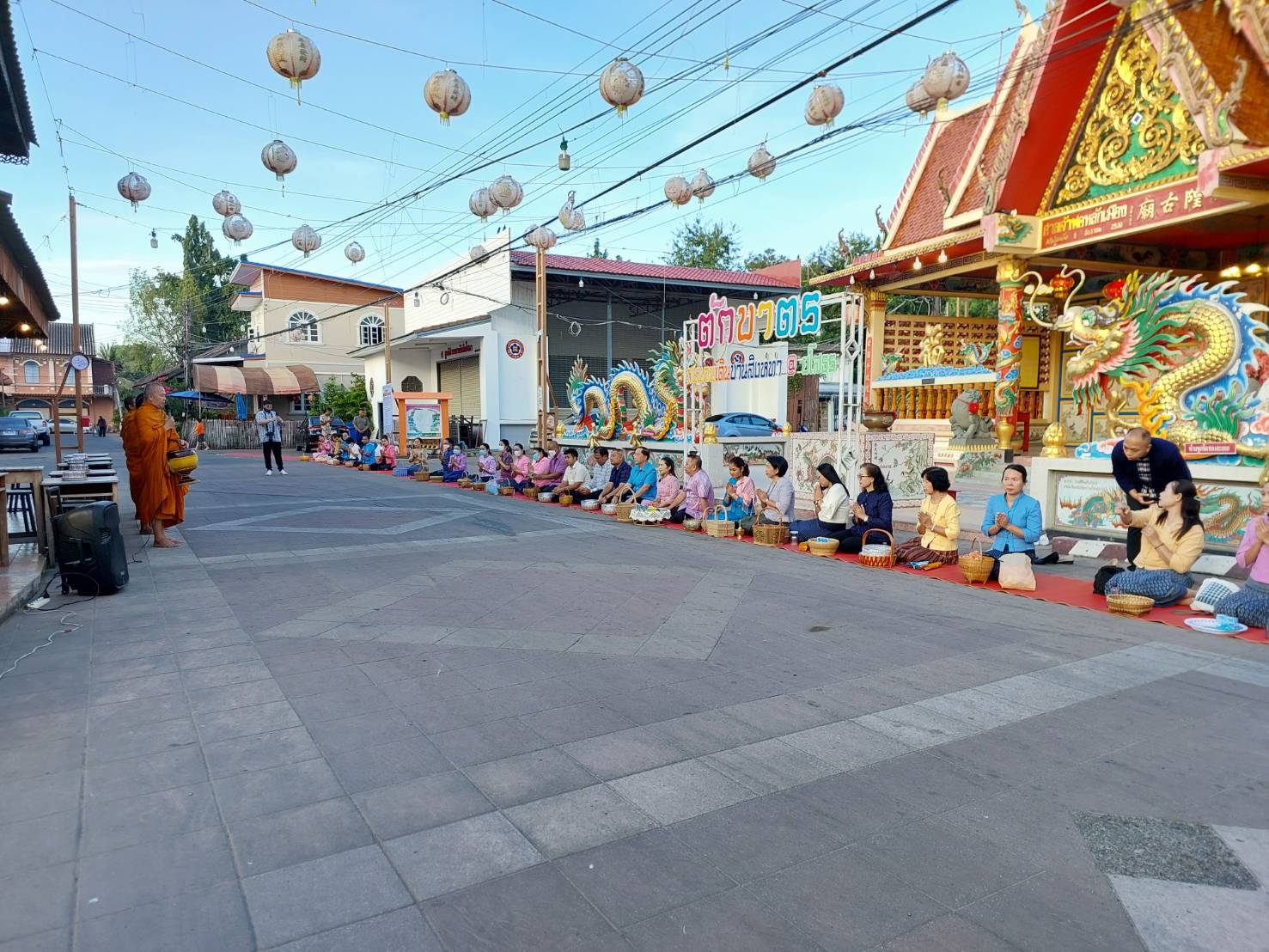 พช.ยโสธรร่วมทำบุญตักบาตรย้อนยุค วิถีถิ่น วิถีไทย ถนนคนเดินยโสธร เมืองเก่าบ้านสิงห์ท่า และร่วมกันสวมใส่ผ้าไทยตามโครงการ “ผ้าไทยใส่ให้สนุก”