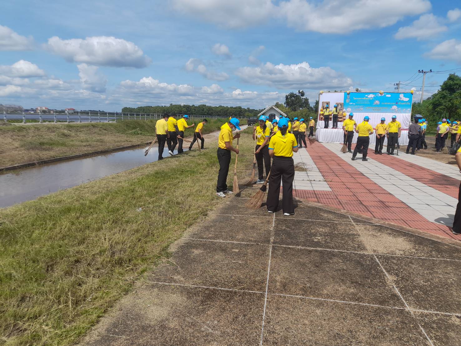 พช.ยโสธร จัดกิจกรรมจิตอาสาพัฒนา เนื่องในวันนวมินทรมหาราช ที่สวนสาธารณะลำทวนฝั่งซ้าย ตำบลตาดทอง อำเภอเมืองยโสธร จังหวัดยโสธร