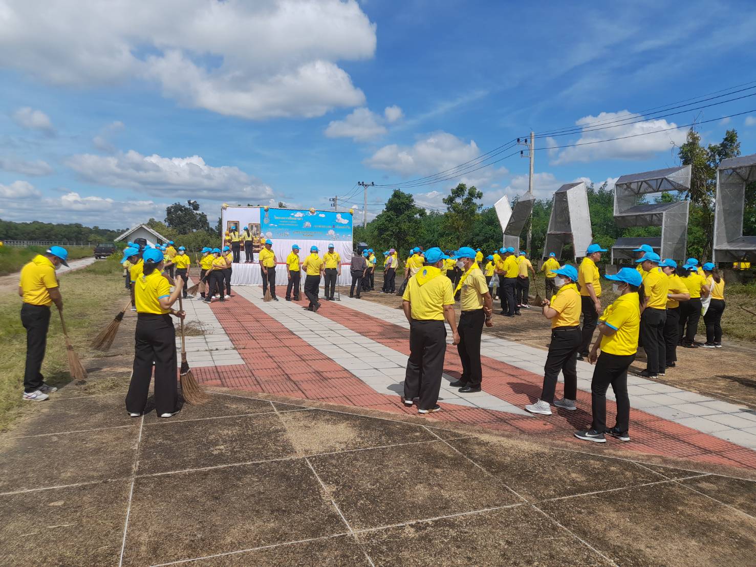 พช.ยโสธร จัดกิจกรรมจิตอาสาพัฒนา เนื่องในวันนวมินทรมหาราช ที่สวนสาธารณะลำทวนฝั่งซ้าย ตำบลตาดทอง อำเภอเมืองยโสธร จังหวัดยโสธร