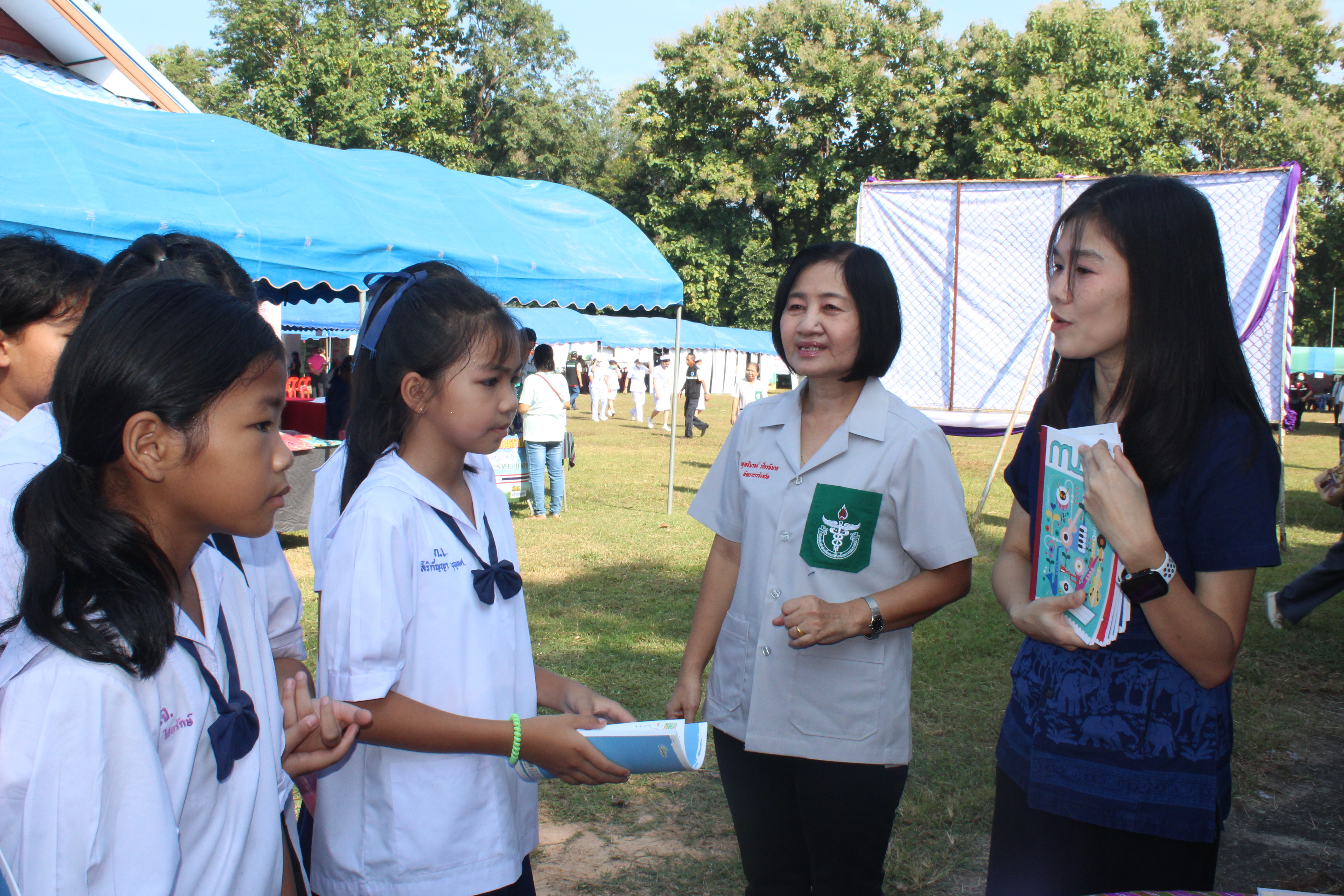 พช.ยโสธร ร่วมกิจกรรมหน่วยแพทย์อาสา สมเด็จพระศรีนครินทราบรมราชชนนี (พอ.สว.) ร่วมกับโครงการจังหวัดเคลื่อนที่ “เพิ่มรอยยิ้ม เติมความสุข ให้คนยโสธร”เทิดพระเกียรติเพื่อถวายเป็นพระราชกุศลแด่สมเด็จพระศรีนครินทราบรมราชชนนี เนื่องในวันคล้ายวันพระราชสมภาพ 21 ตุลาคม 2566