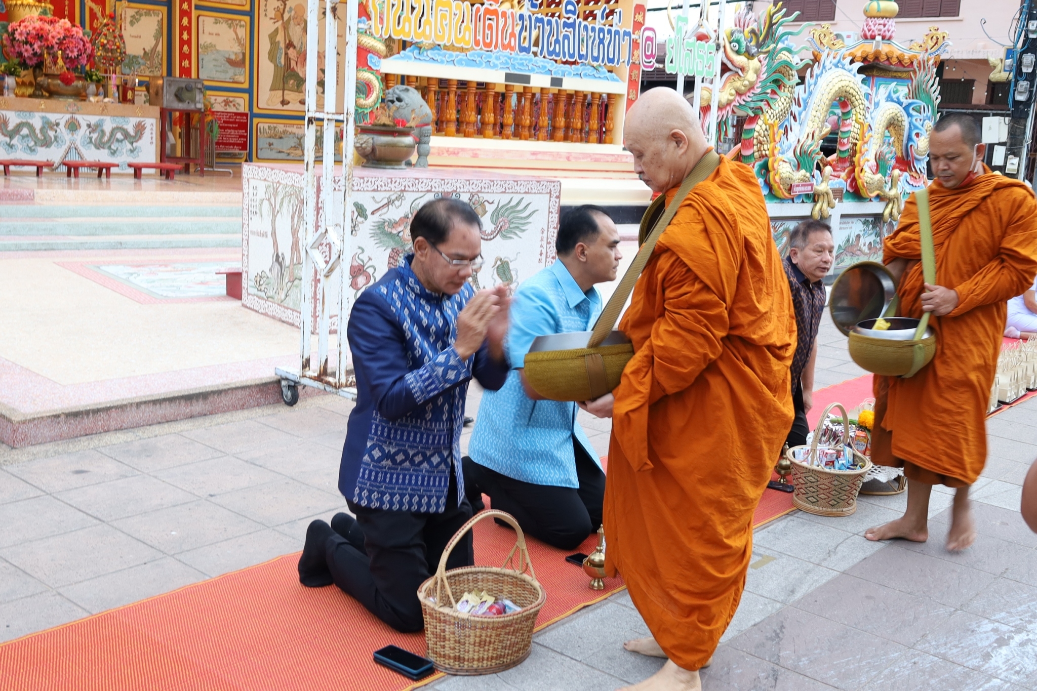 พช.ยโสธร ร่วมทำบุญตักบาตรย้อนยุค วิถีถิ่น วิถีไทย ถนนคนเดินยโสธร เมืองเก่าบ้านสิงห์ท่า และร่วมกันสวมใส่ผ้าไทยตามโครงการ “ผ้าไทยใส่ให้สนุก”