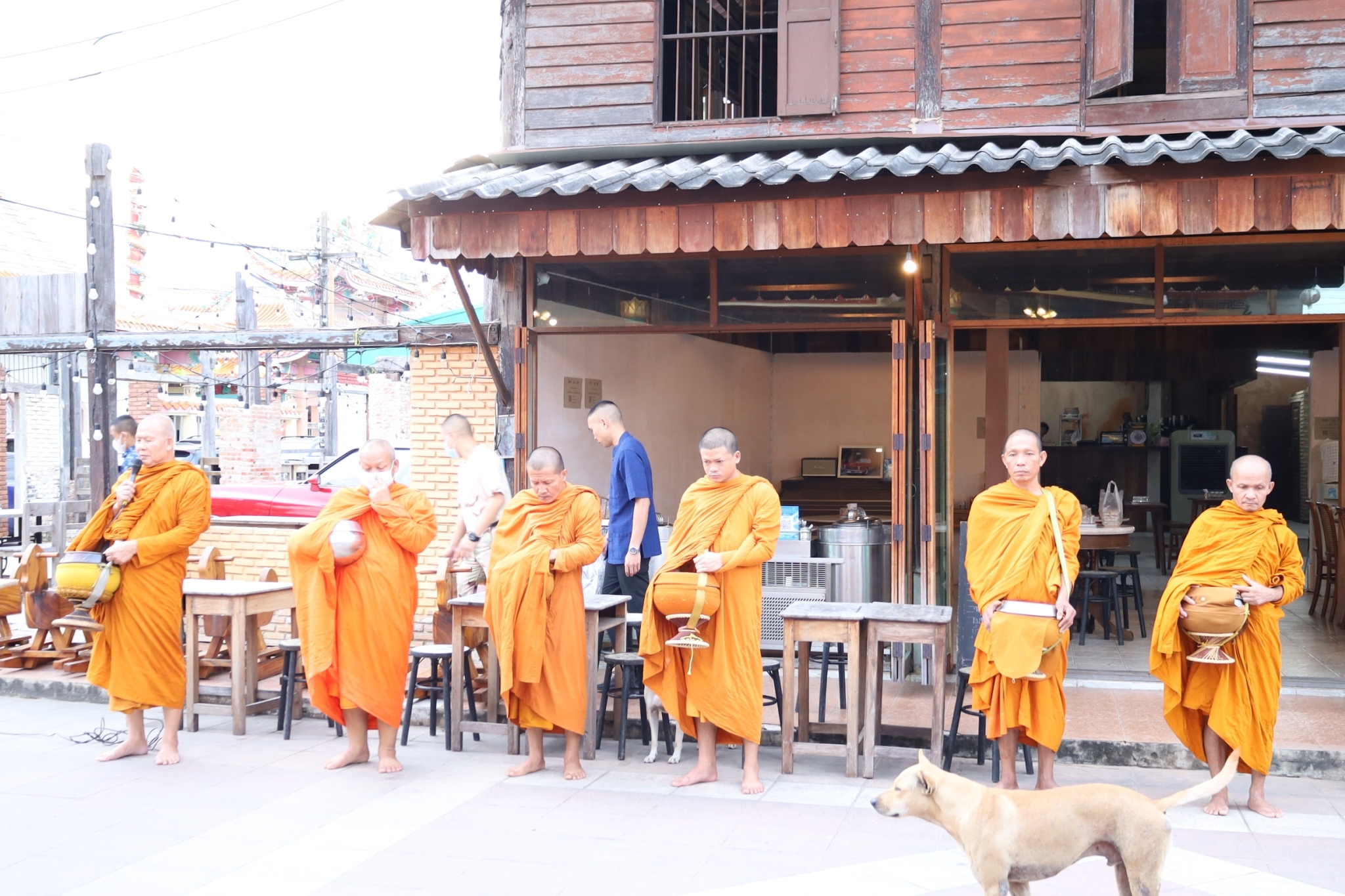 พช.ยโสธร ร่วมทำบุญตักบาตรย้อนยุค วิถีถิ่น วิถีไทย ถนนคนเดินยโสธร เมืองเก่าบ้านสิงห์ท่า และร่วมกันสวมใส่ผ้าไทยตามโครงการ “ผ้าไทยใส่ให้สนุก”
