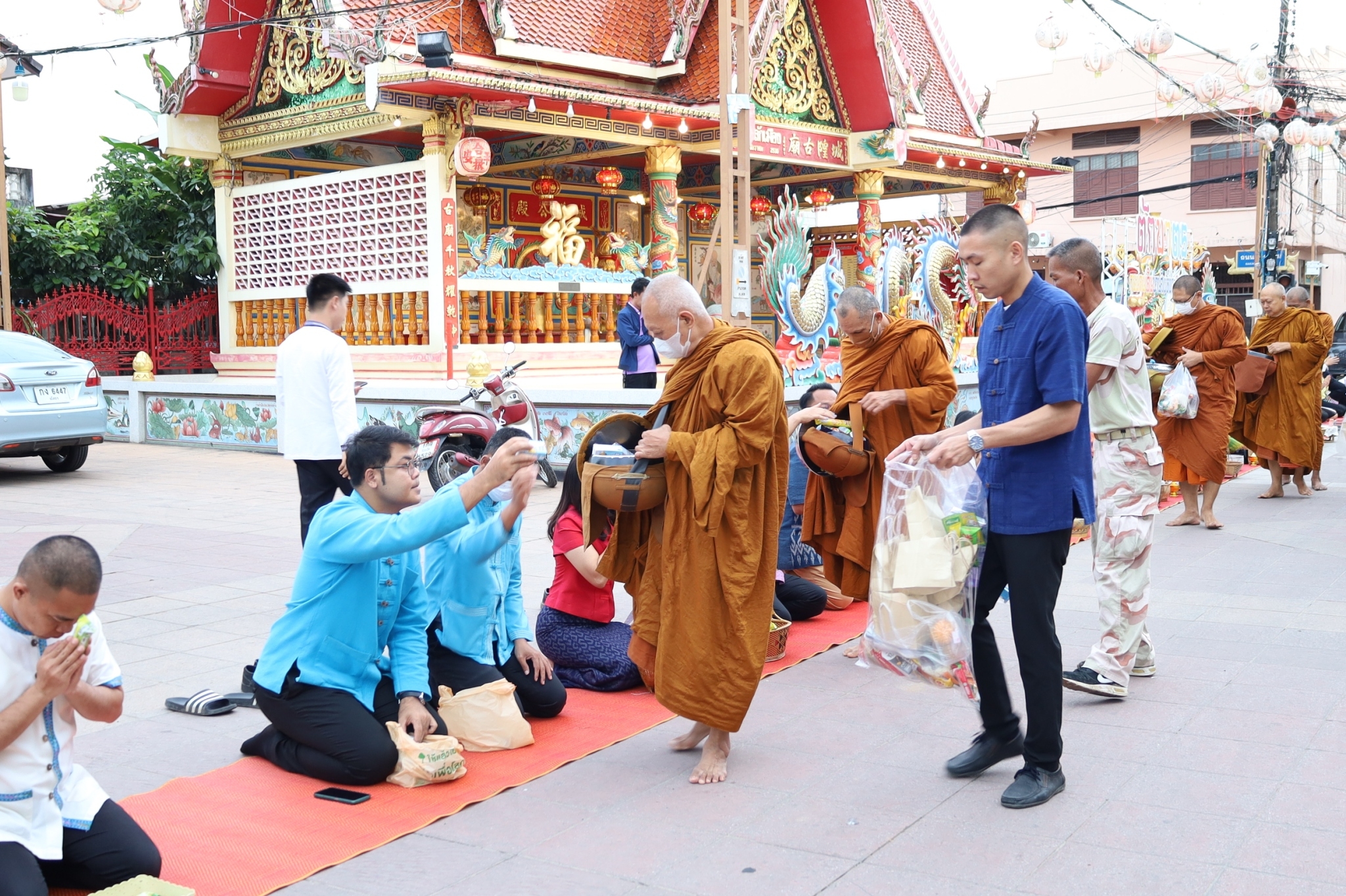 พช.ยโสธร ร่วมทำบุญตักบาตรย้อนยุค วิถีถิ่น วิถีไทย ถนนคนเดินยโสธร เมืองเก่าบ้านสิงห์ท่า และร่วมกันสวมใส่ผ้าไทยตามโครงการ “ผ้าไทยใส่ให้สนุก”