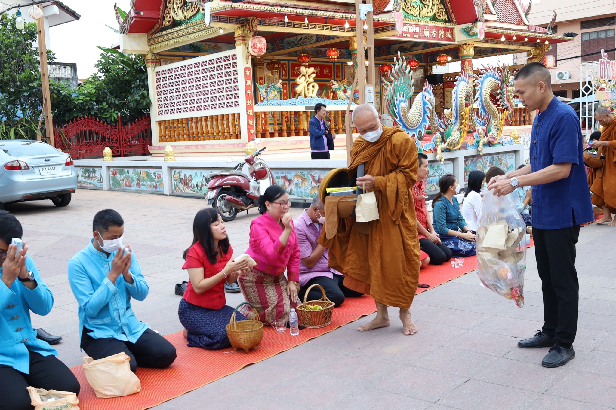 พช.ยโสธร ร่วมทำบุญตักบาตรย้อนยุค วิถีถิ่น วิถีไทย ถนนคนเดินยโสธร เมืองเก่าบ้านสิงห์ท่า และร่วมกันสวมใส่ผ้าไทยตามโครงการ “ผ้าไทยใส่ให้สนุก”