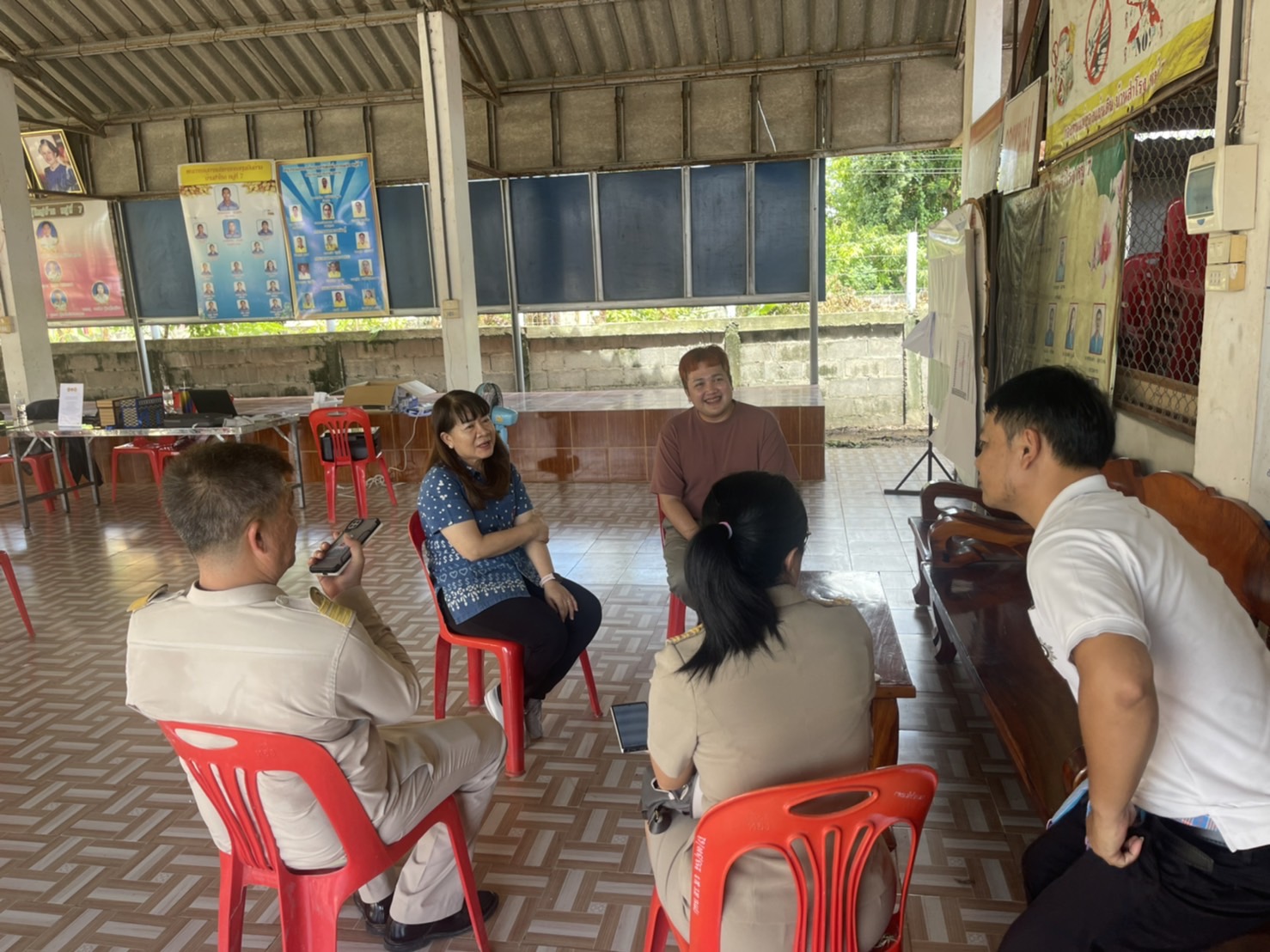 พช.ยโสธร ลงพื้นที่ประชุมเตรียมความพร้อมดำเนินโครงการหมู่บ้านโอทอปนวัตวิถีบ้าน สำโรง ตำบลคูเมือง อำเภอมหาชนะชัย จังหวัดยโสธร ณ ศาลาประชาคมบ้านสำโรง ตำบลคูเมือง อำเภอมหาชนะชัย จังหวัดยโสธร