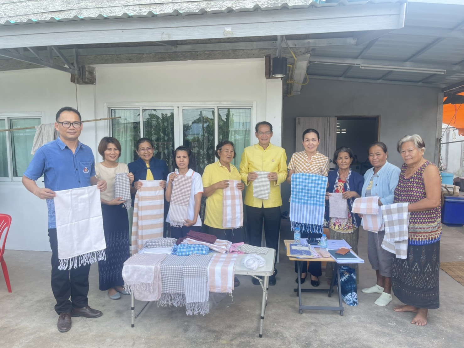 พช.ยโสธร ลงพื้นที่ติดตามและสนับสนุนการพัฒนาผลิตภัณฑ์ OTOP จากภูมิปัญญาท้องถิ่น ในพื้นที่อำเภอเลิงนกทา จังหวัดยโสธร