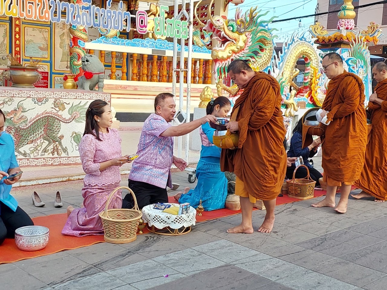พช.ยโสธรร่วมทำบุญตักบาตรย้อนยุค วิถีถิ่น วิถีไทย ถนนคนเดินยโสธร เมืองเก่าบ้านสิงห์ท่า และร่วมกันสวมใส่ผ้าไทยตามโครงการ “ผ้าไทยใส่ให้สนุก”