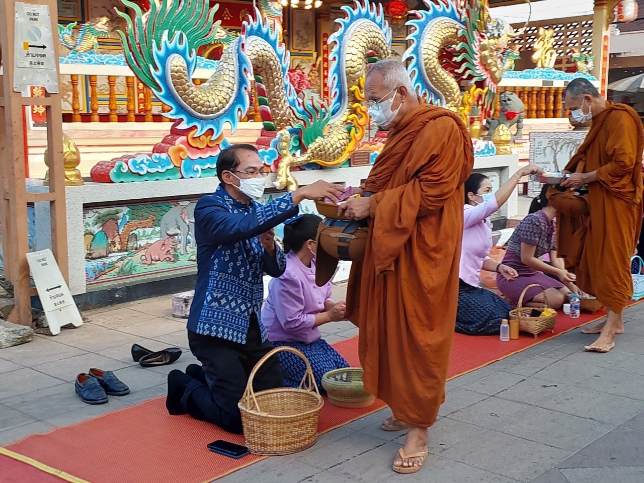 พช.ยโสธรร่วมทำบุญตักบาตรย้อนยุค วิถีถิ่น วิถีไทย ถนนคนเดินยโสธร เมืองเก่าบ้านสิงห์ท่า และร่วมกันสวมใส่ผ้าไทยตามโครงการ “ผ้าไทยใส่ให้สนุก”