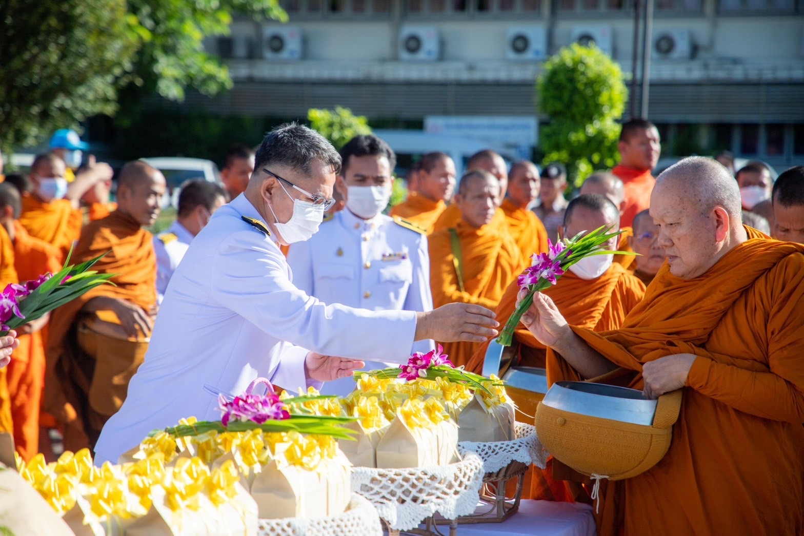 พช.ยโสธร ร่วมทำบุญตักบาตร เนื่องในวันนวมินทรมหาราช 13 ตุลาคม 2566