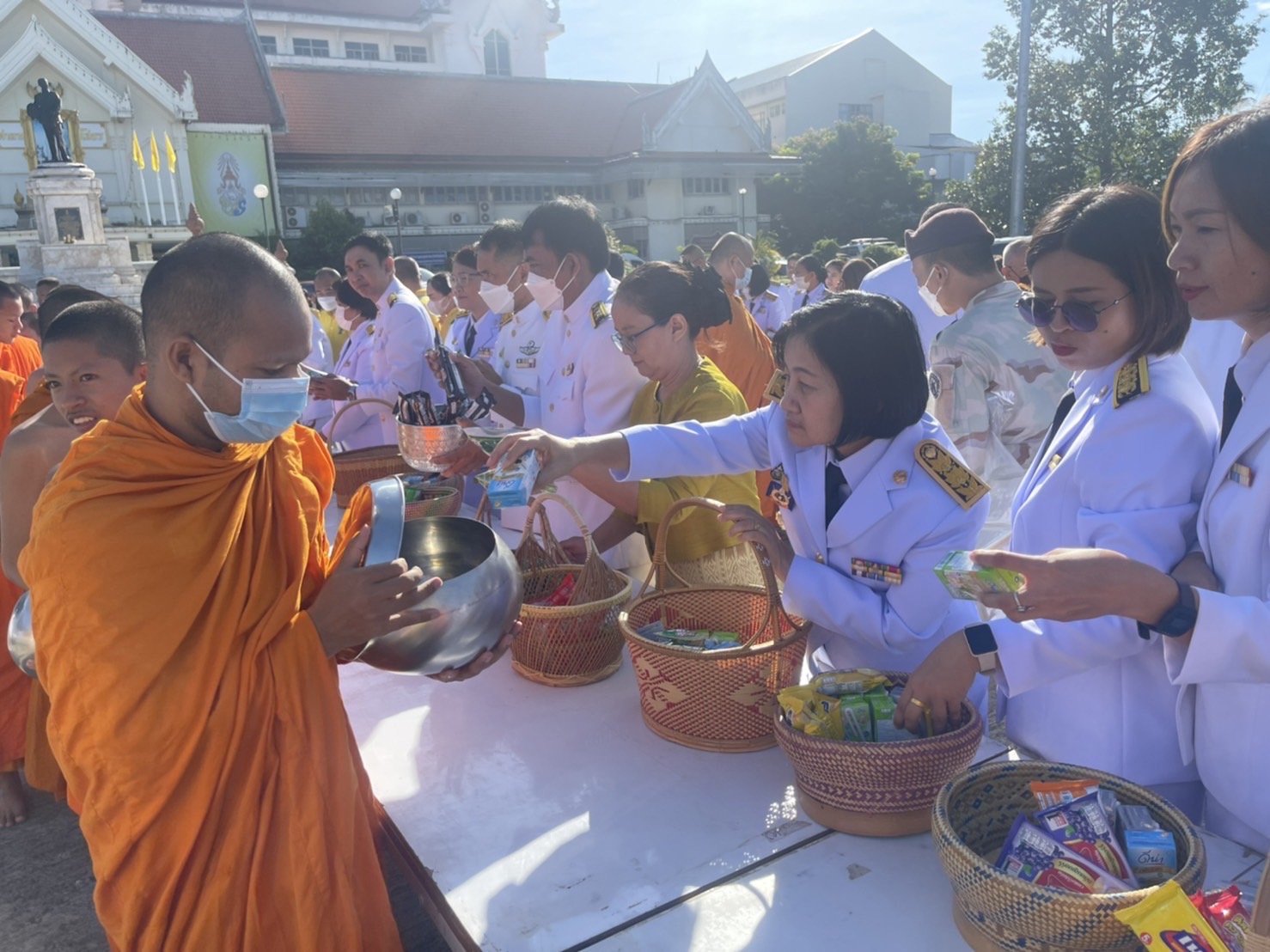 พช.ยโสธร ร่วมทำบุญตักบาตร เนื่องในวันนวมินทรมหาราช 13 ตุลาคม 2566