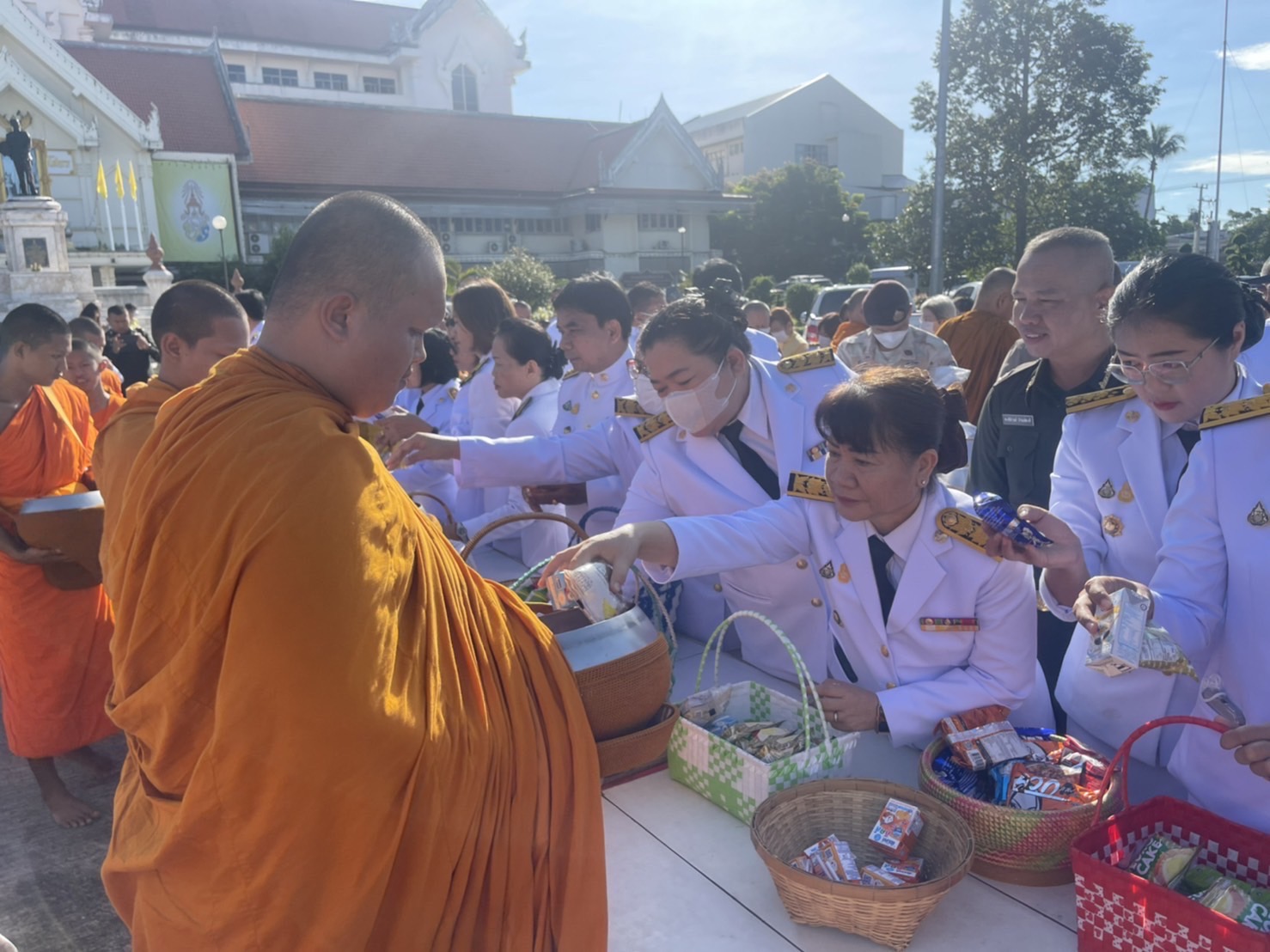 พช.ยโสธร ร่วมทำบุญตักบาตร เนื่องในวันนวมินทรมหาราช 13 ตุลาคม 2566