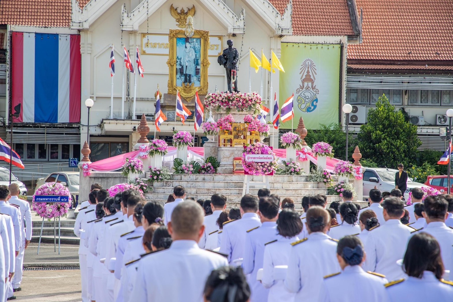 พช.ยโสธร ร่วมพิธีวางพวงมาลาถวายราชสักการะ เนื่องในวันคล้ายวันสวรรคตพระบาทสมเด็จพระจุลจอมเกล้าเจ้าอยู่หัว รัชกาลที่ 5 วันปิยมหาราช ประจำปี 2566