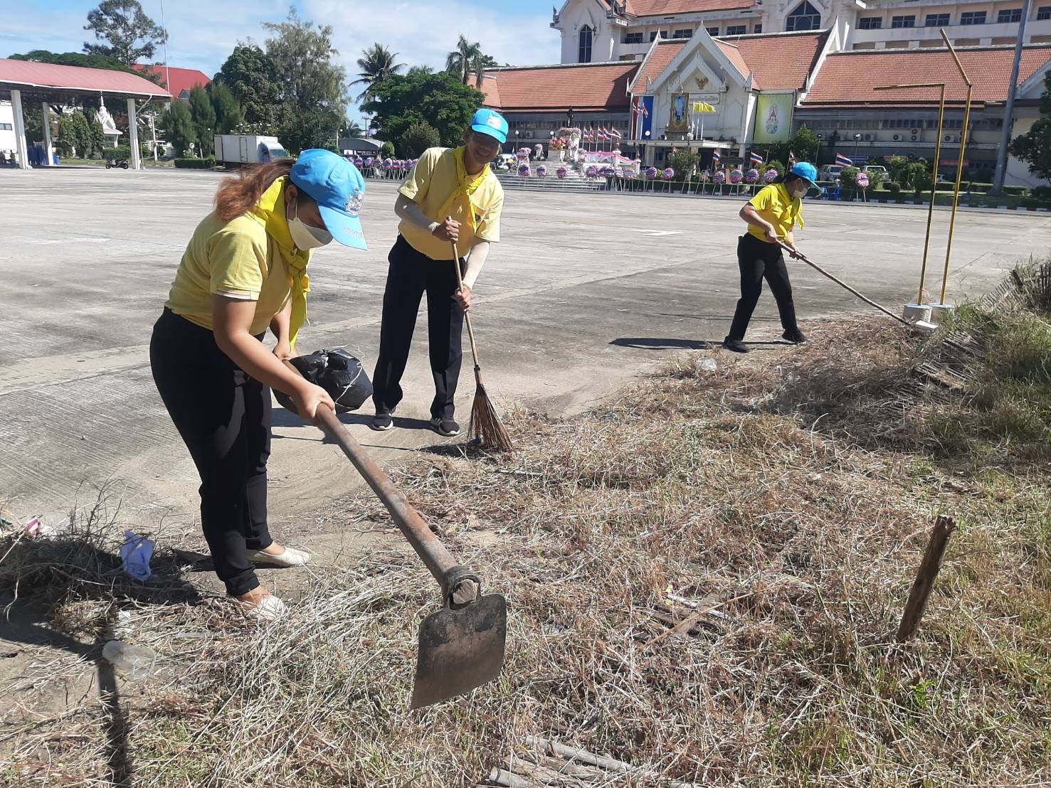 พช.ยโสธร ร่วมกิจกรรมจิตอาสาพัฒนาบำเพ็ญสาธารณประโยชน์และบำเพ็ญสาธารณกุศล เนื่องในวันคล้ายวันสวรรคตพระบาทสมเด็จพระจุลจอมเกล้าเจ้าอยู่หัว รัชกาลที่ 5 วันปิยมหาราช ประจำปี 2566