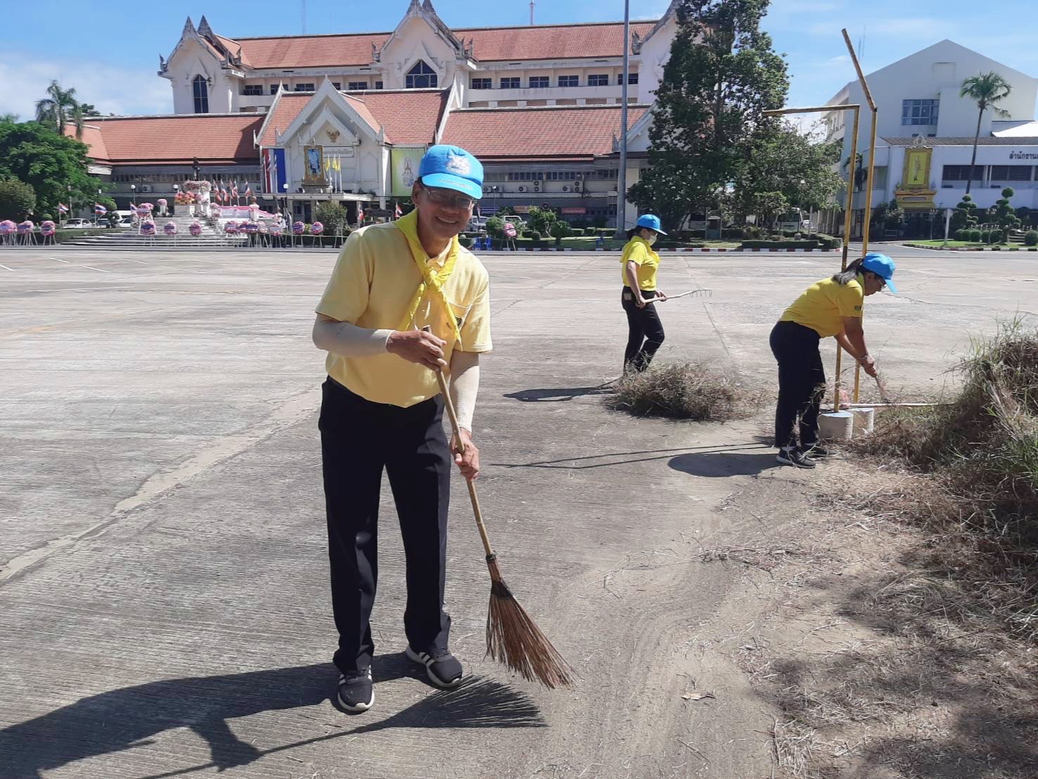 พช.ยโสธร ร่วมกิจกรรมจิตอาสาพัฒนาบำเพ็ญสาธารณประโยชน์และบำเพ็ญสาธารณกุศล เนื่องในวันคล้ายวันสวรรคตพระบาทสมเด็จพระจุลจอมเกล้าเจ้าอยู่หัว รัชกาลที่ 5 วันปิยมหาราช ประจำปี 2566