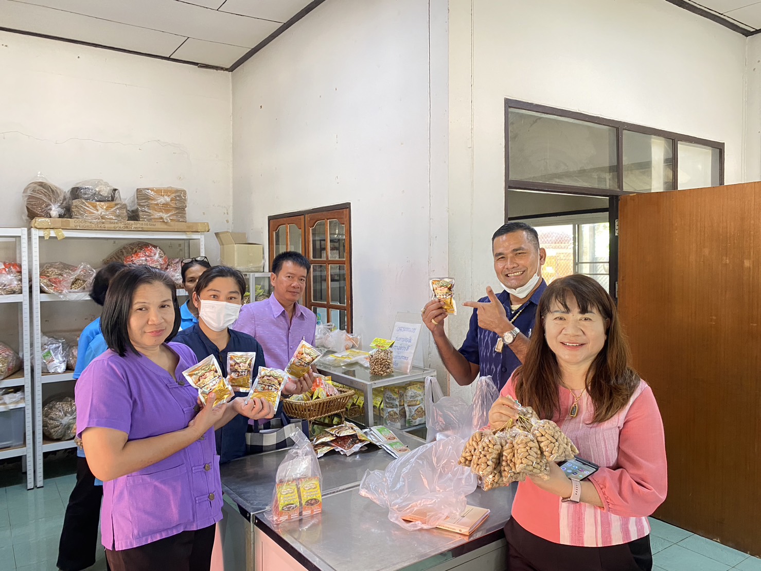 พช.ยโสธร ลงพื้นที่ติดตามและสนับสนุนการพัฒนาผลิตภัณฑ์ OTOP จากภูมิปัญญาท้องถิ่น ในพื้นที่อำเภอคำเขื่อนแก้ว จังหวัดยโสธร