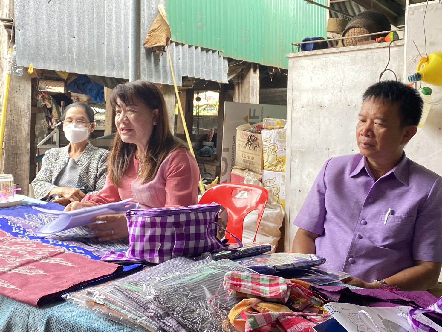 พช.ยโสธร ลงพื้นที่ติดตามและสนับสนุนการพัฒนาผลิตภัณฑ์ OTOP จากภูมิปัญญาท้องถิ่น ในพื้นที่อำเภอคำเขื่อนแก้ว จังหวัดยโสธร
