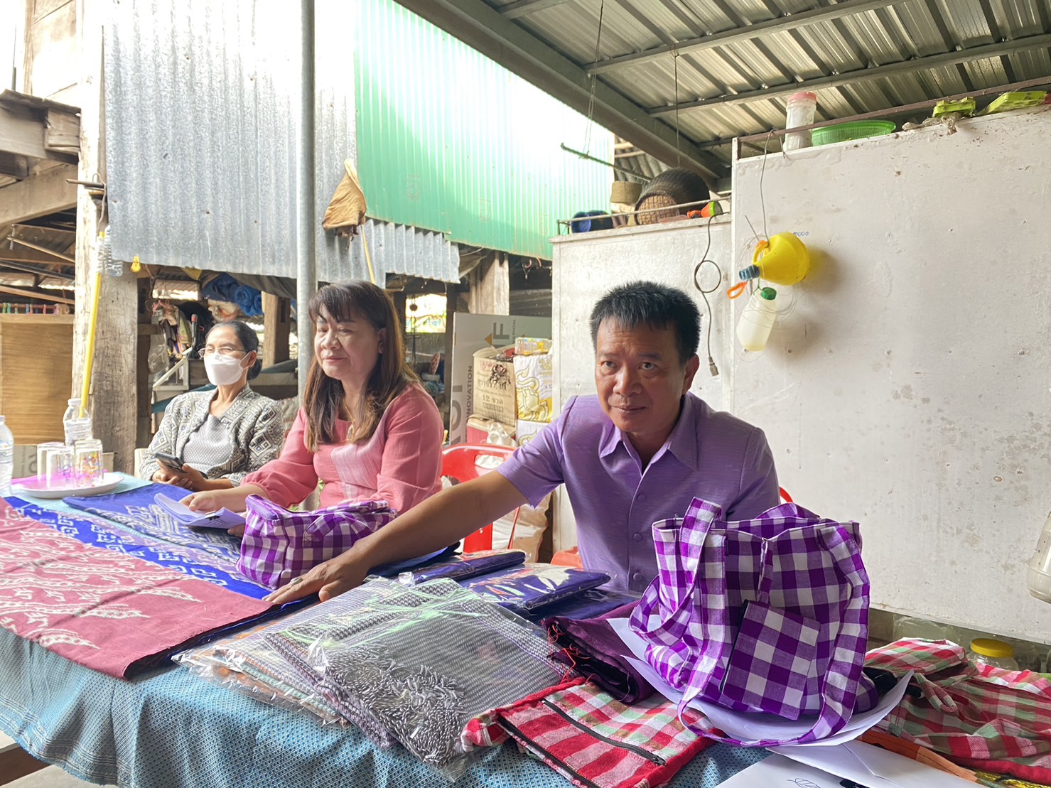 พช.ยโสธร ลงพื้นที่ติดตามและสนับสนุนการพัฒนาผลิตภัณฑ์ OTOP จากภูมิปัญญาท้องถิ่น ในพื้นที่อำเภอคำเขื่อนแก้ว จังหวัดยโสธร